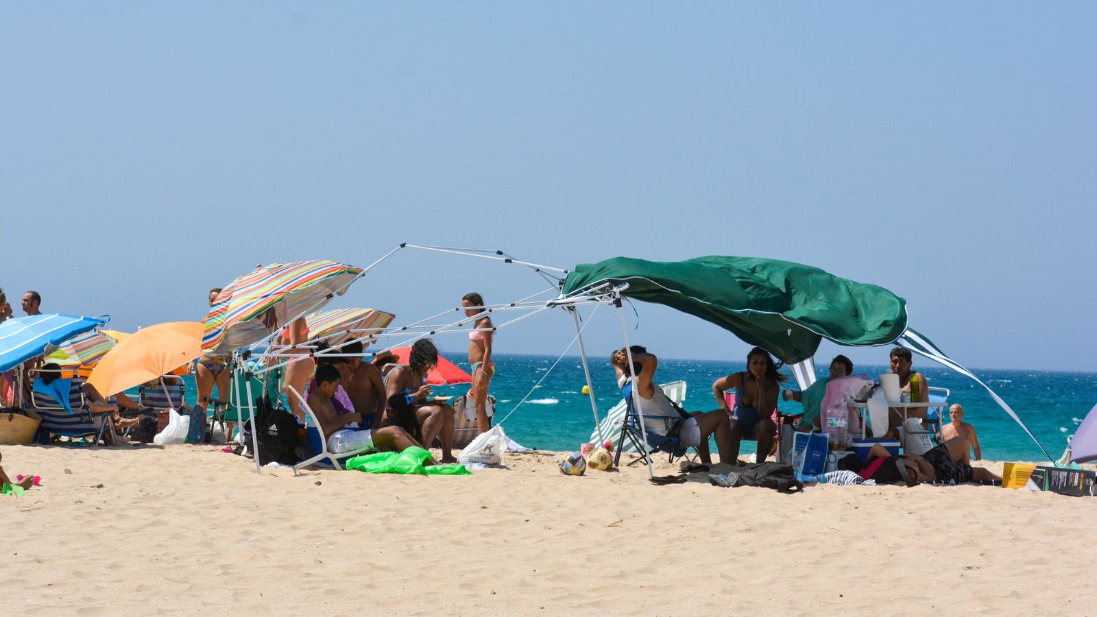 Día de sol y viento en la playa de Bolonia