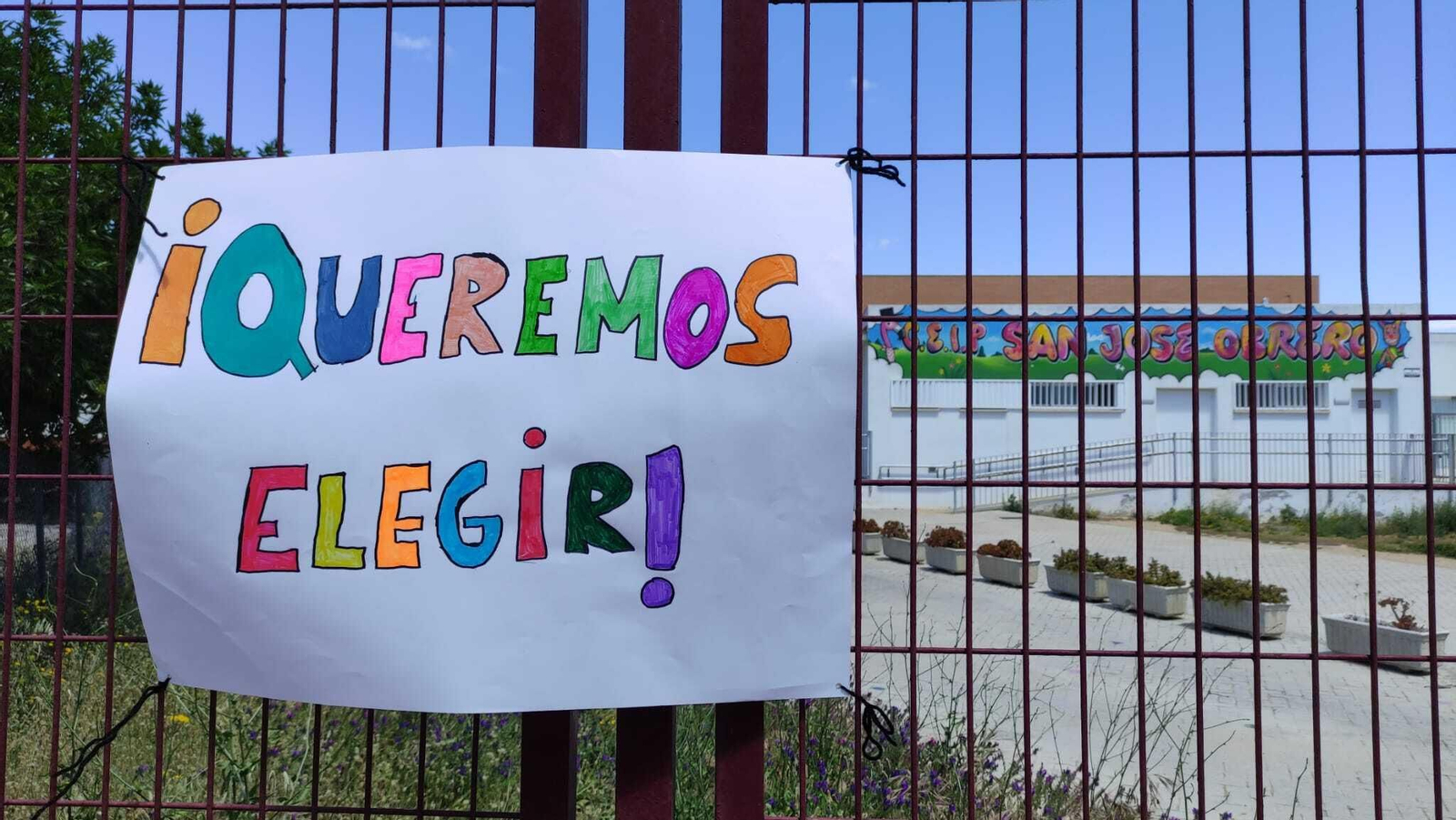 Una de las pancartas colocadas a las puertas del centro.