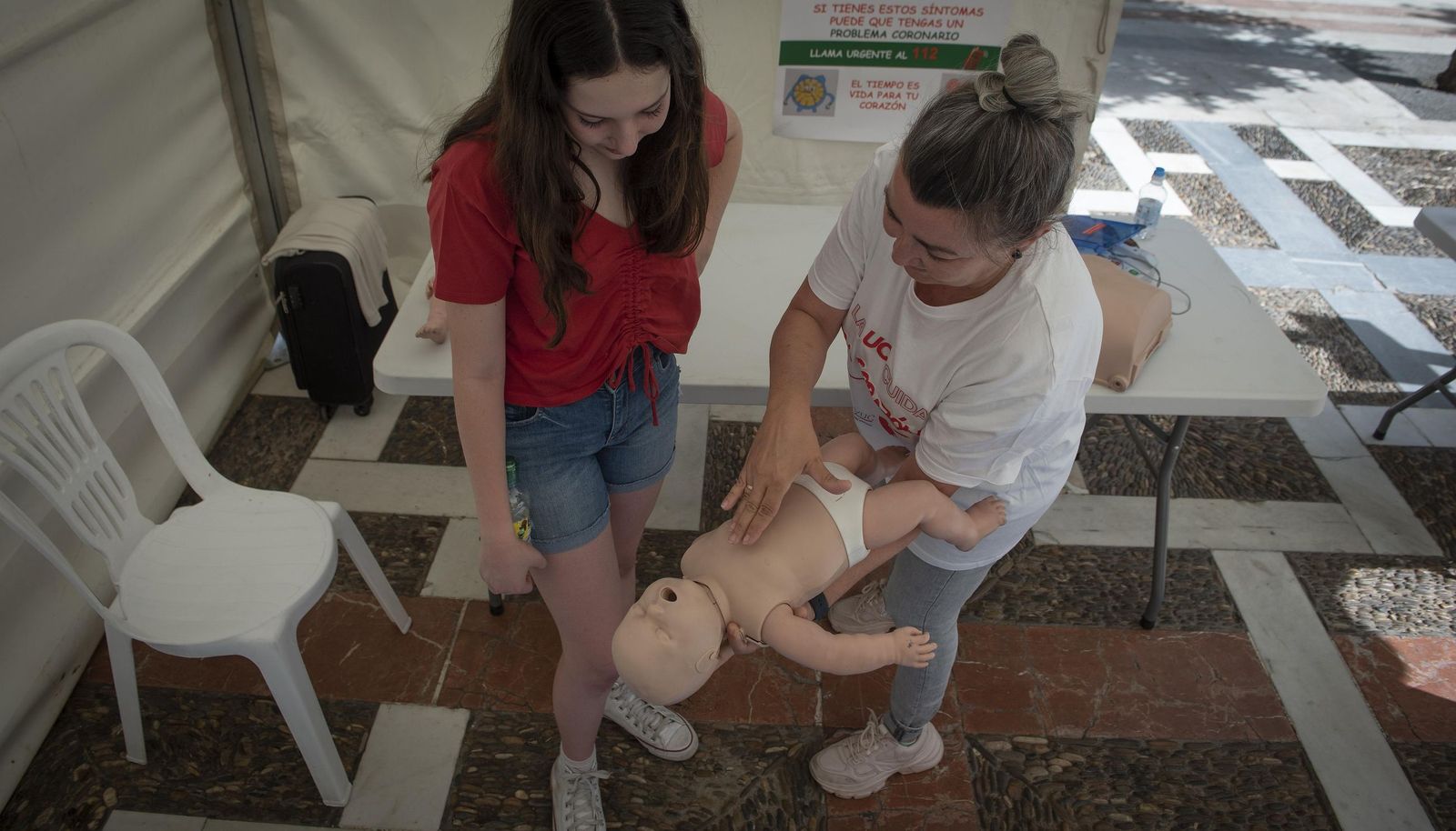 Una médica durante una campaña en el centro de Sevilla sobre Medicina Intensiva.