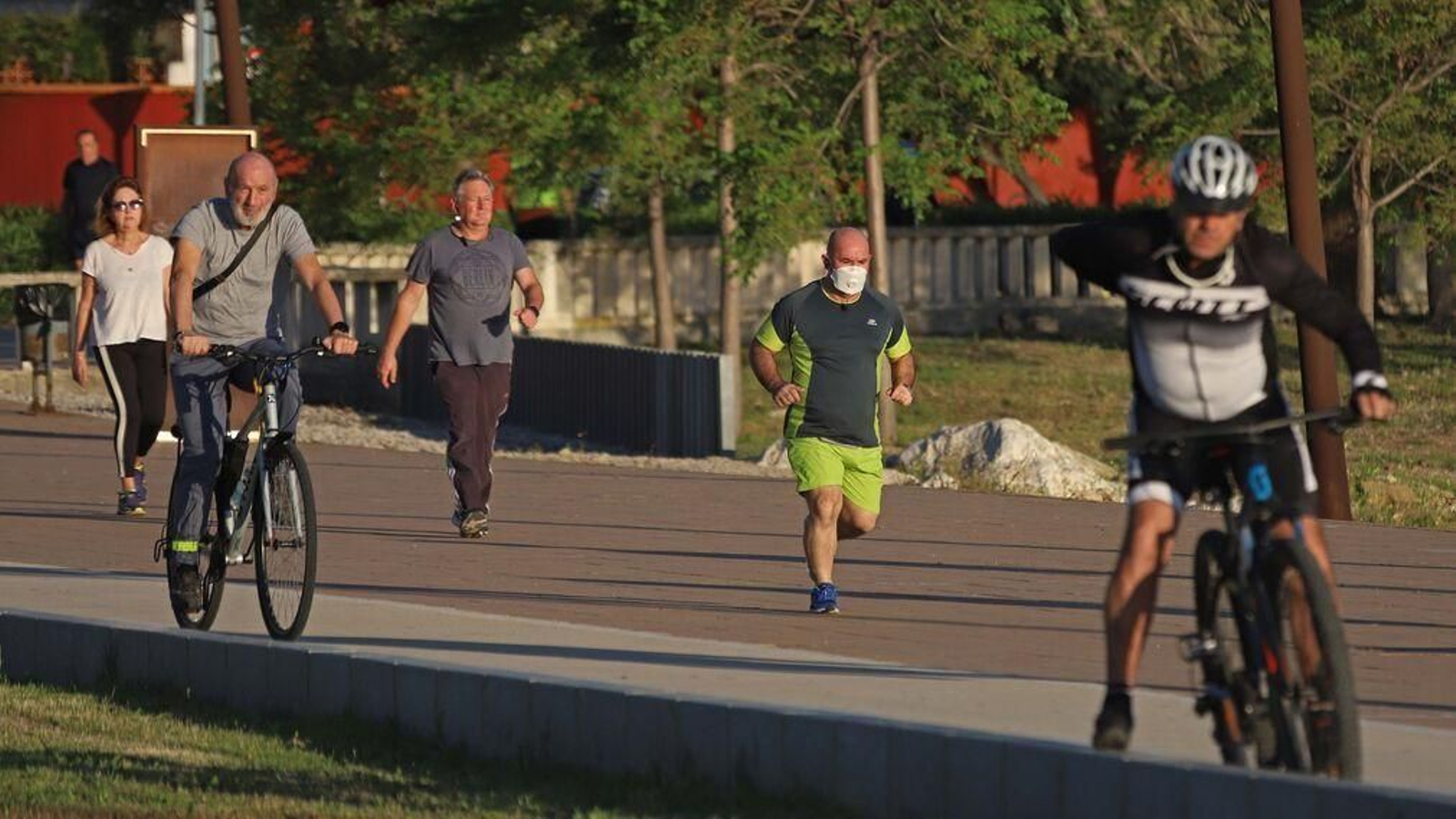 Varias personas hacen deporte en la calle, en Algeciras.