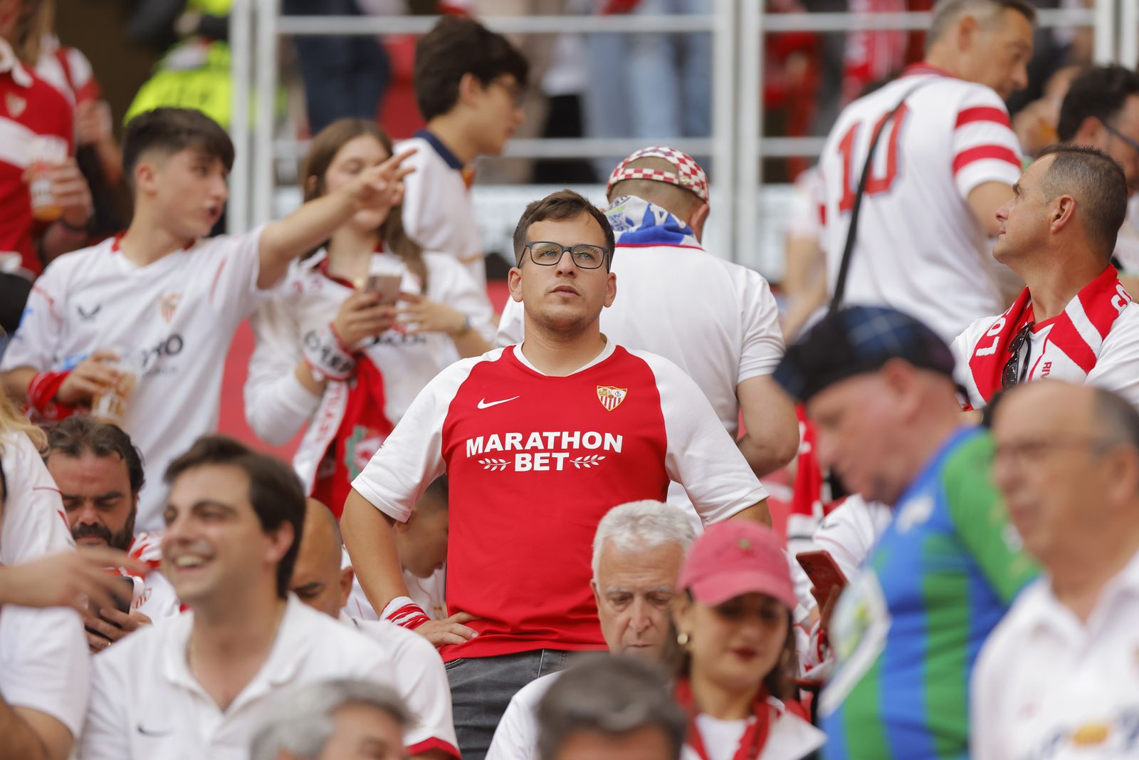 Búscate en las fotos del Sevilla-Roma