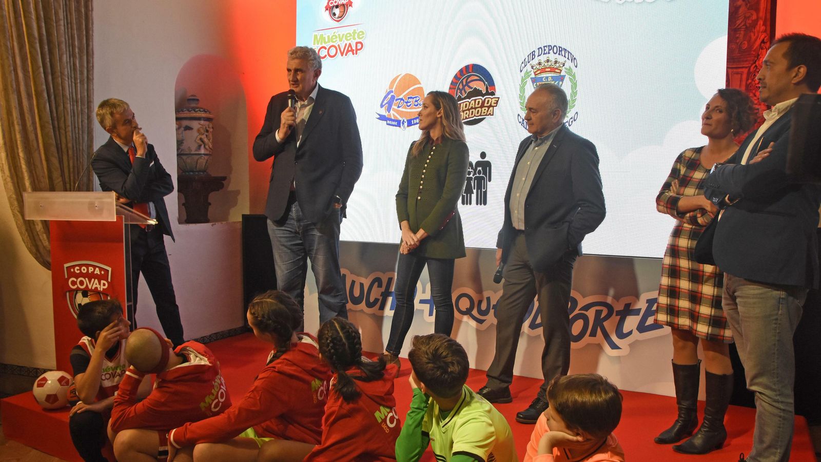 Fernando Romay interviene durante la presentación de la cita.