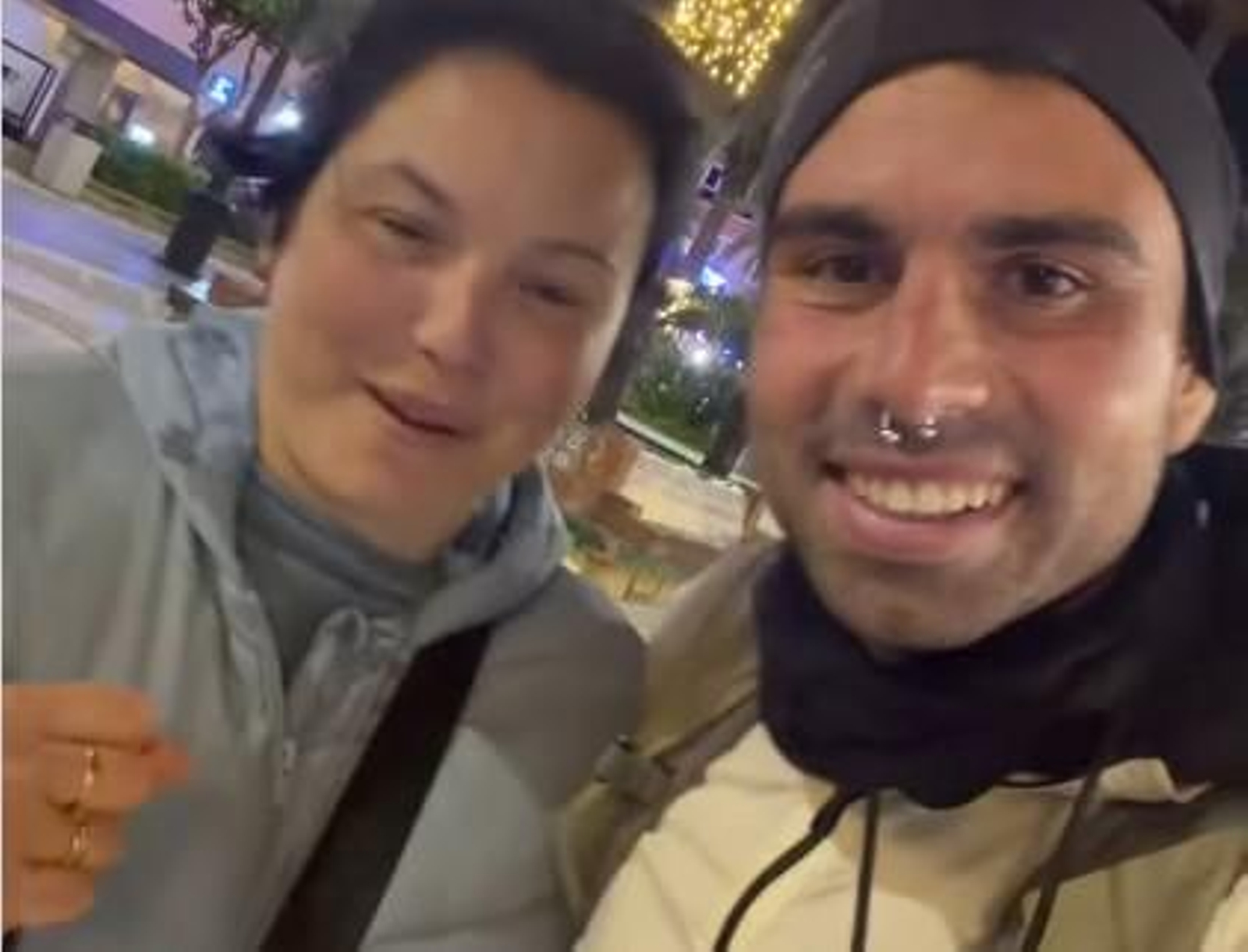 David Giménez con una vecina de La Línea.