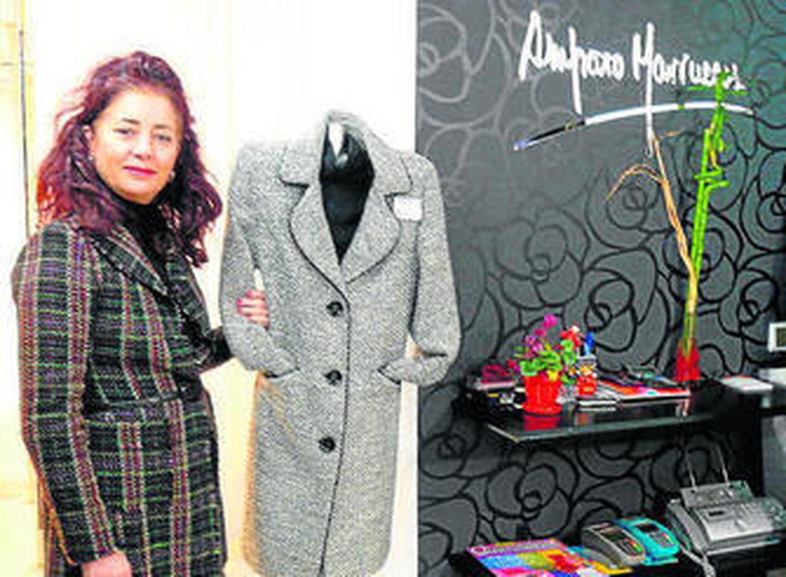 Amparo Marruecos muestra uno de sus abrigos.