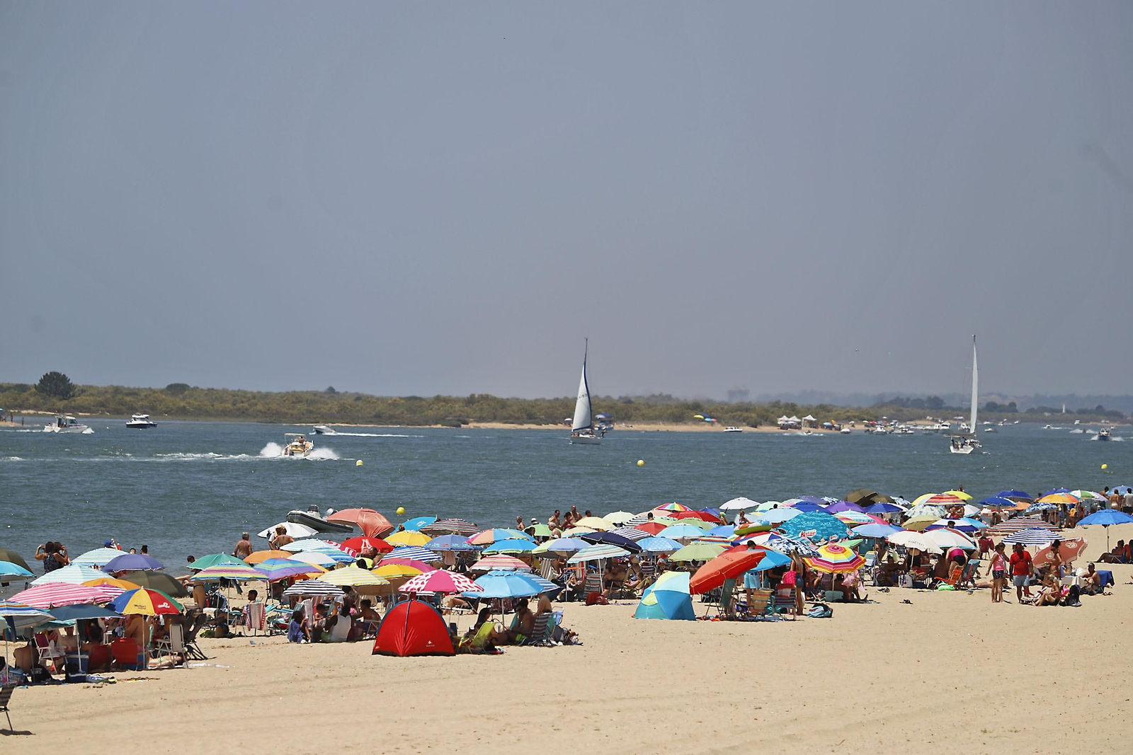 Ambiente en las playas de Huelva en el domingo 2 de julio