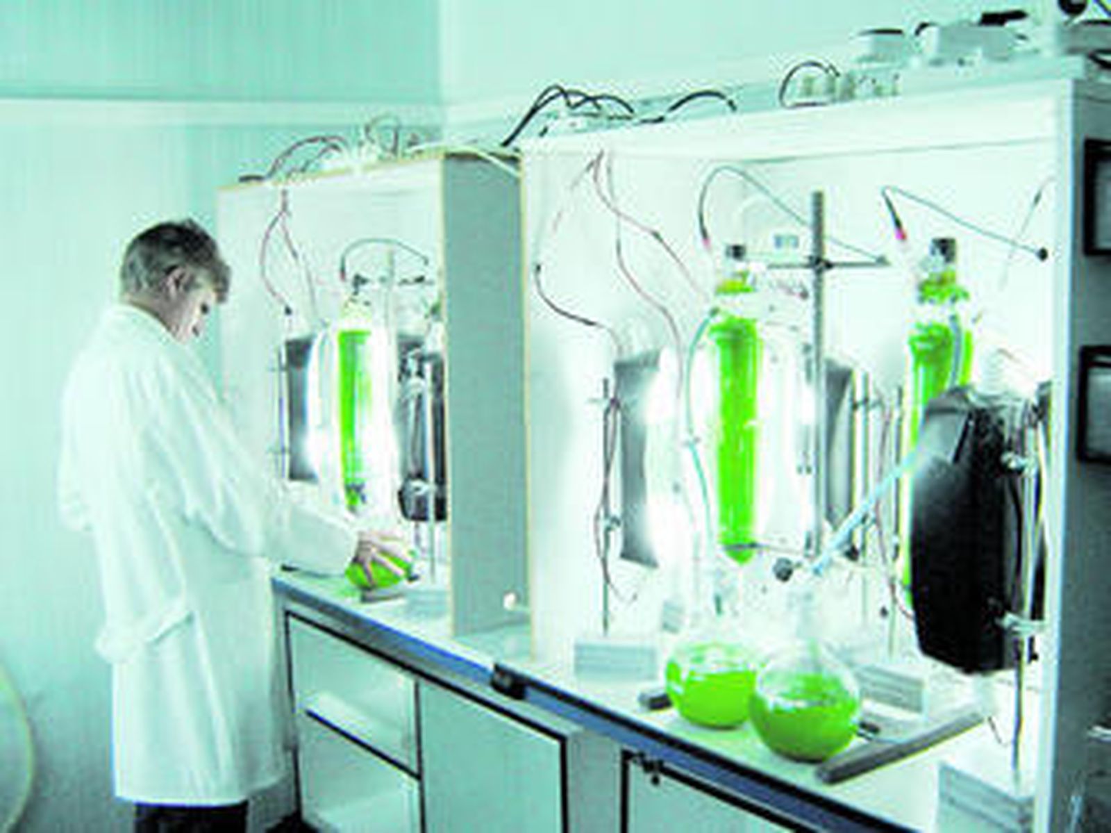 Emilio Molina en uno de los laboratorios de investigación de la Universidad de Almería.