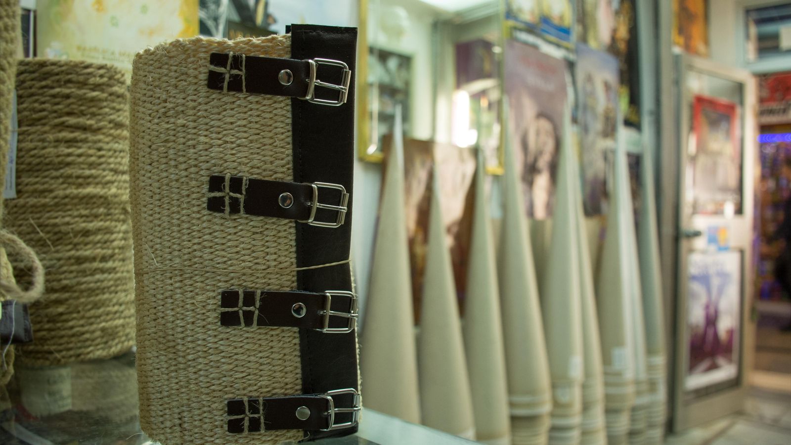 Detalle de las hebillas y correaje de piel