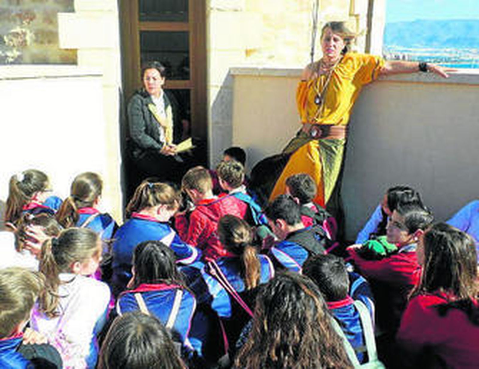 La hija de Yusuf I fue quien guió a los alumnos durante el recorrido por el Castillo de Santa Ana.
