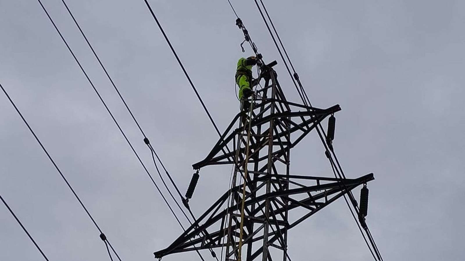 Un operario trabaja en la línea Jerez-Ebro, dañada por las fuertes rachas de viento.