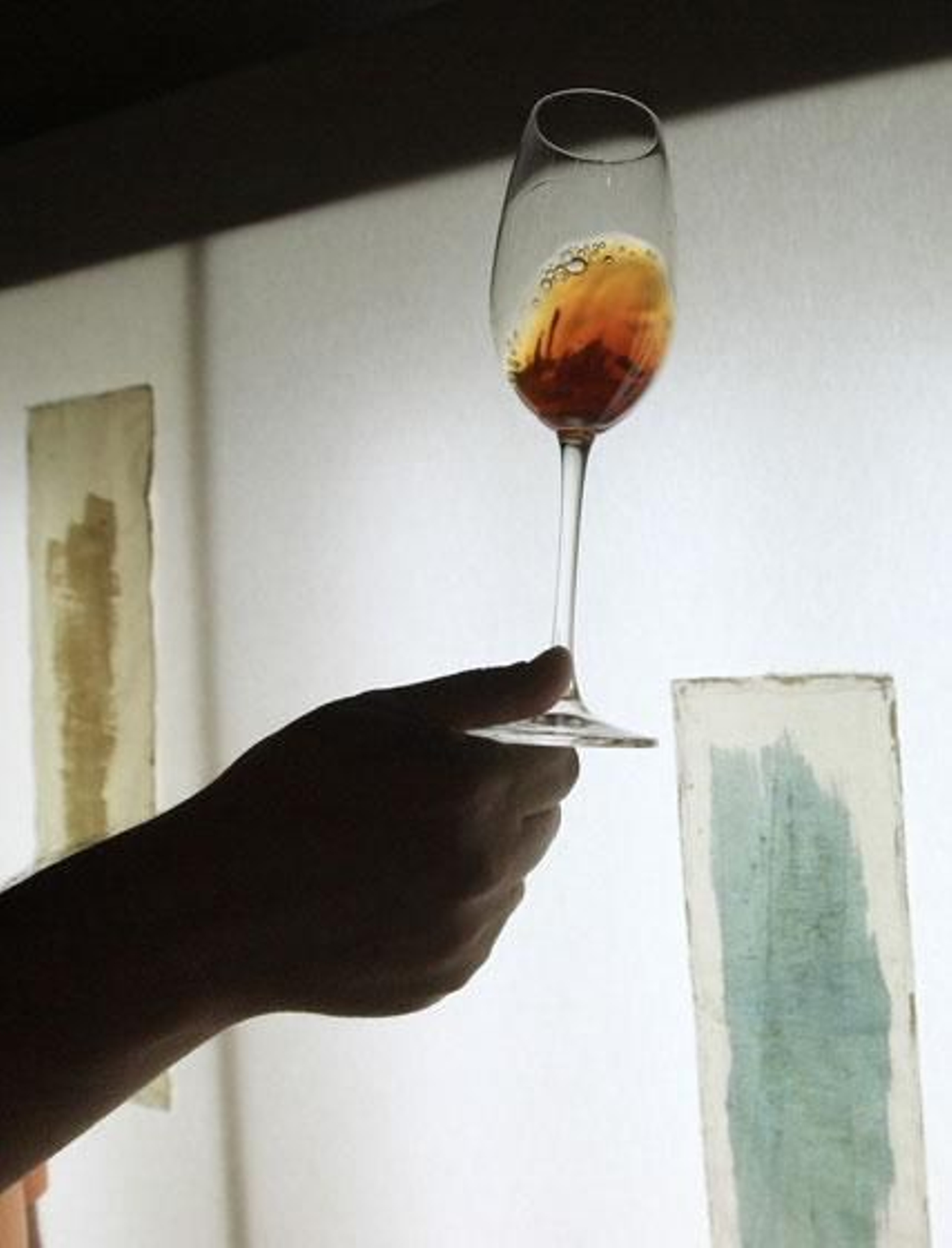 Una copa de un jerez generoso, al trasluz.

Foto: Juan Carlos Toro