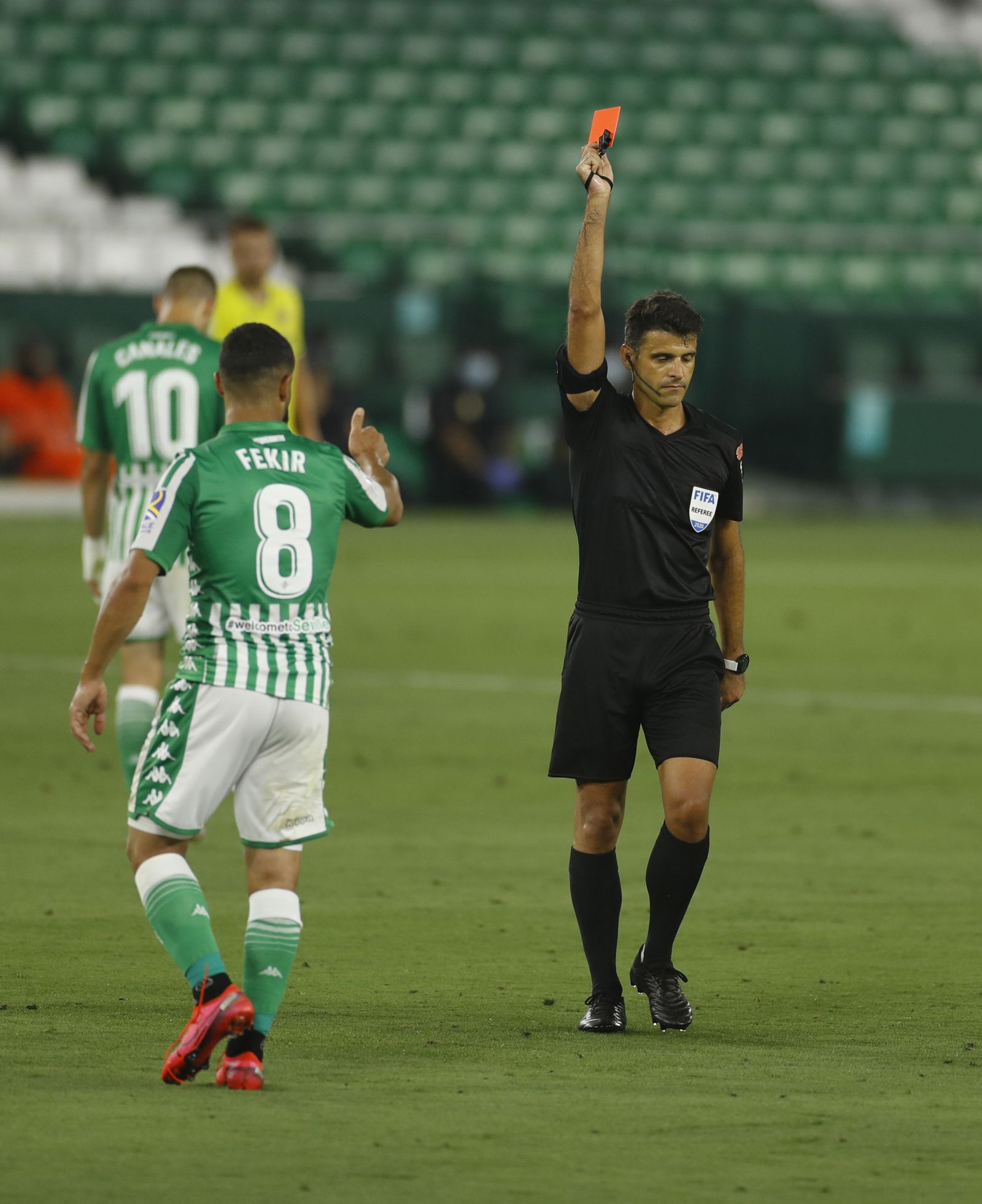 Gil Manzano expulsa a Fekir.