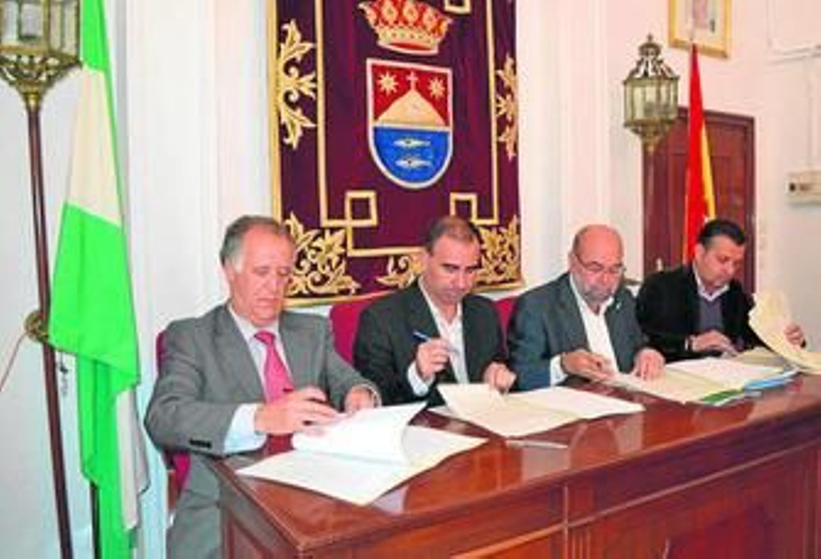 Un momento de la firma del convenio entre los tres municipios y la Junta de Andalucía, ayer en Barbate.