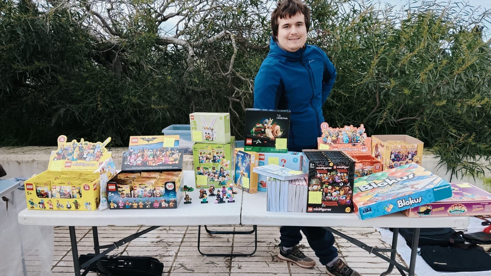 Emilio, en su puesto del mercadillo de La Puntilla con las piezas de Lego.