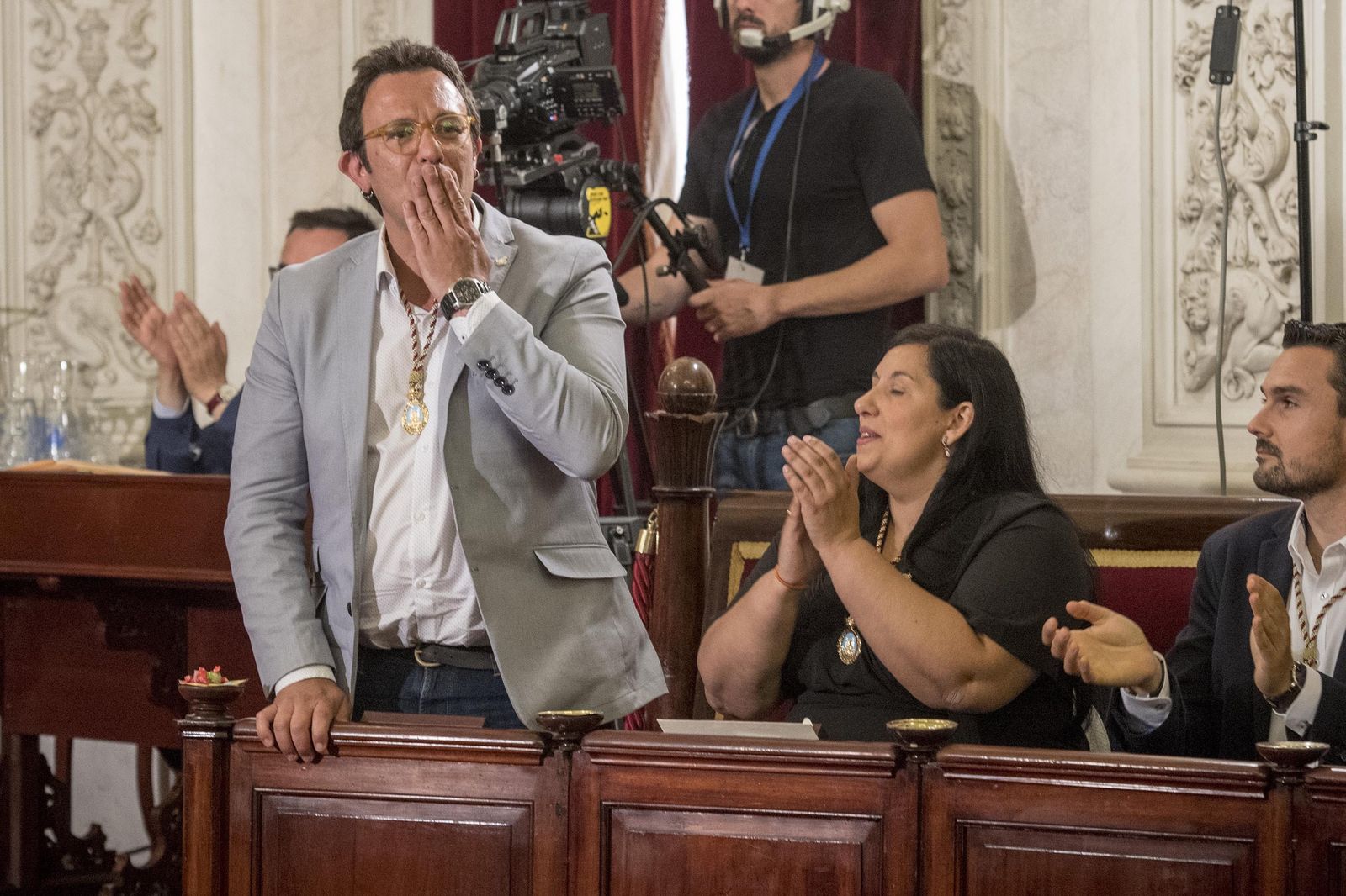 El alcalde, con su medalla de concejal, en el Pleno de toma de posesión de 2019.