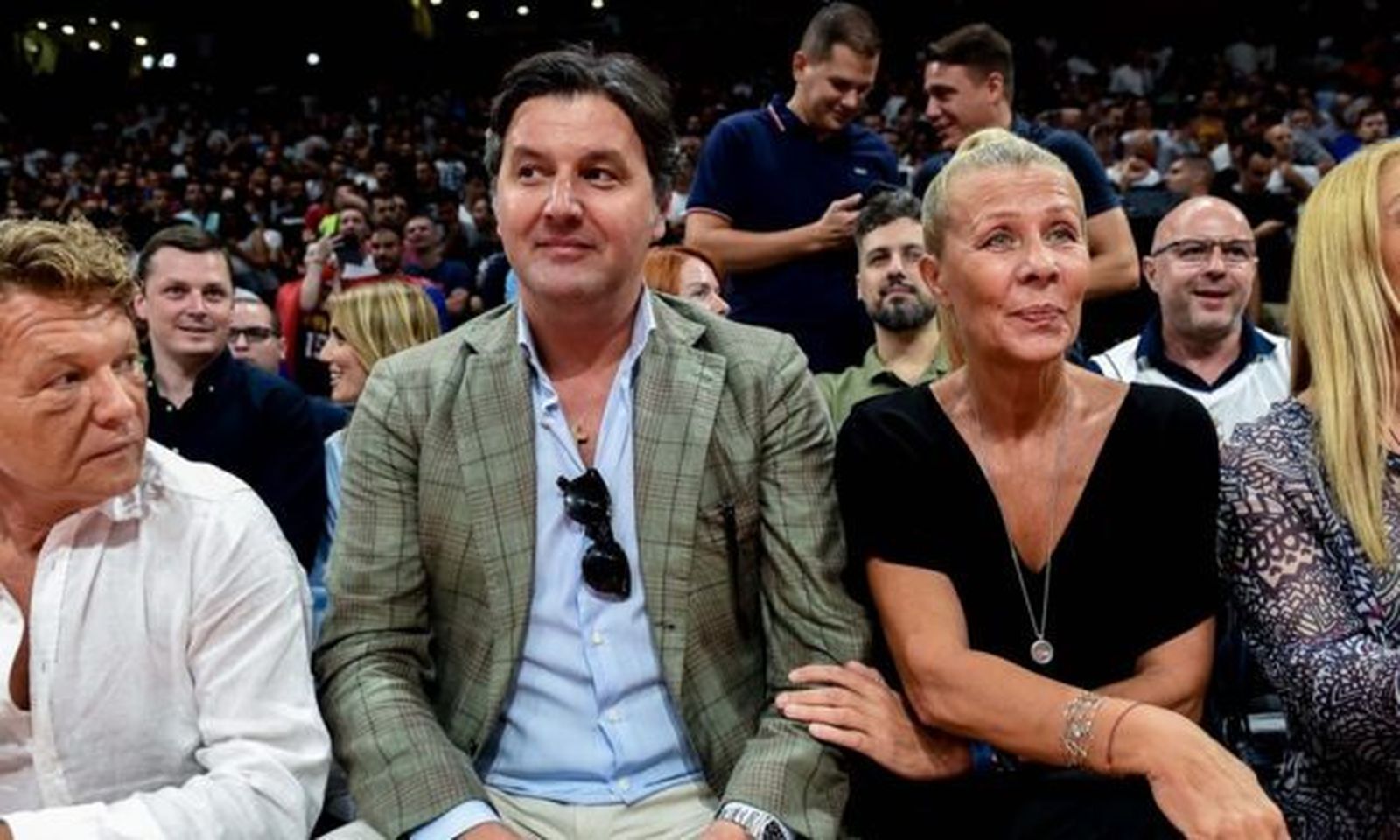 Dejan Bodiroga contempla un partido.