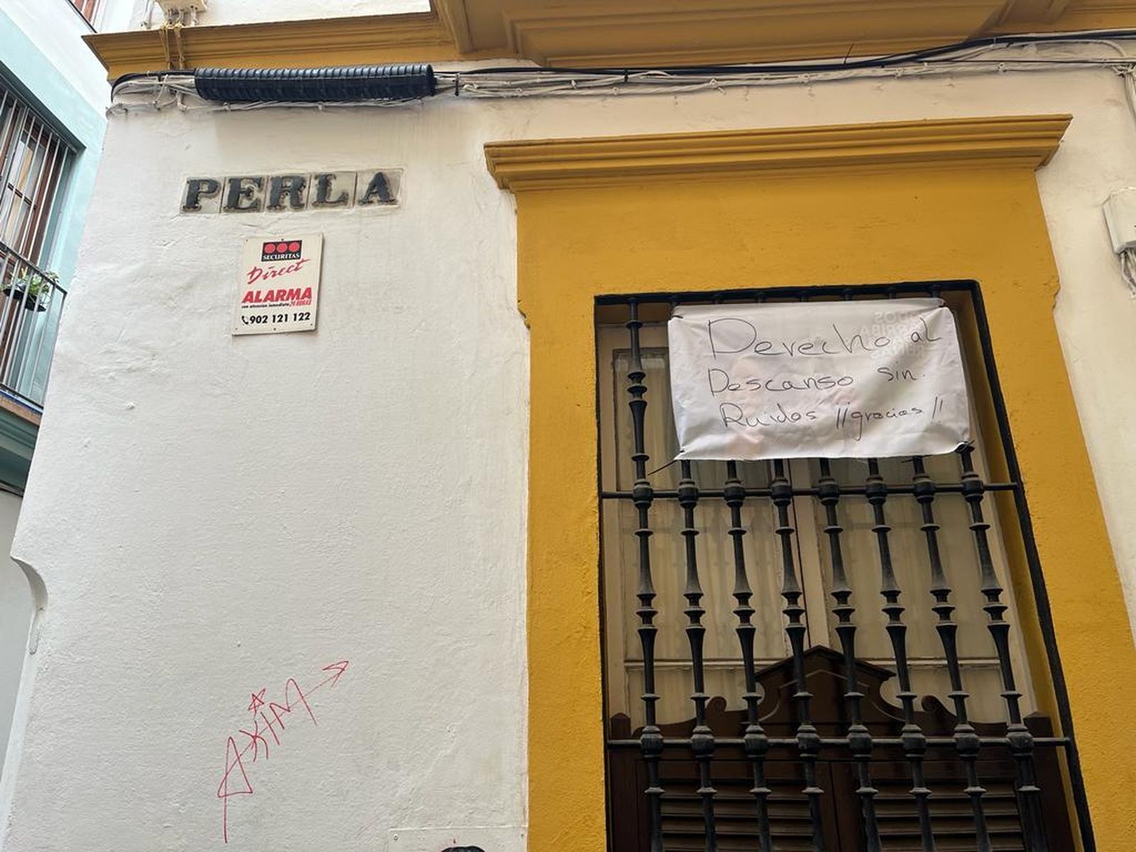 Un cartel exige silencio en una calle del centro