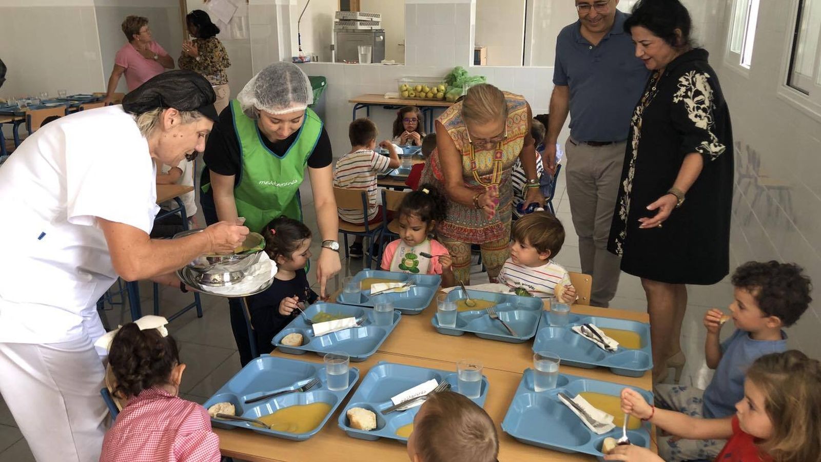 Los más pequeños disfrutan de una almuerzo nutritivo y saludable.