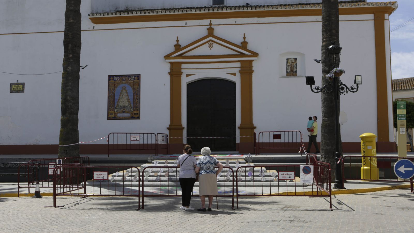 Imágenes de un viernes de Rocío sin romería