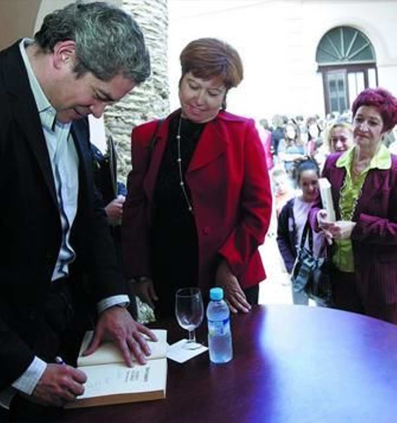 El escritor y presentador Boris Izaguirre, en un momento de la firma de ejemplares.