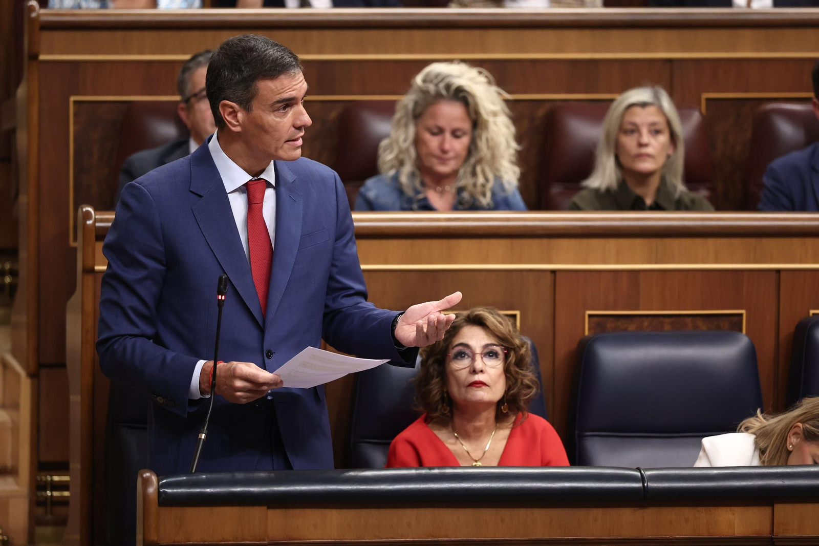 Pedro Sánchez y María Jesús Montero, esta mañana en el Congreso.