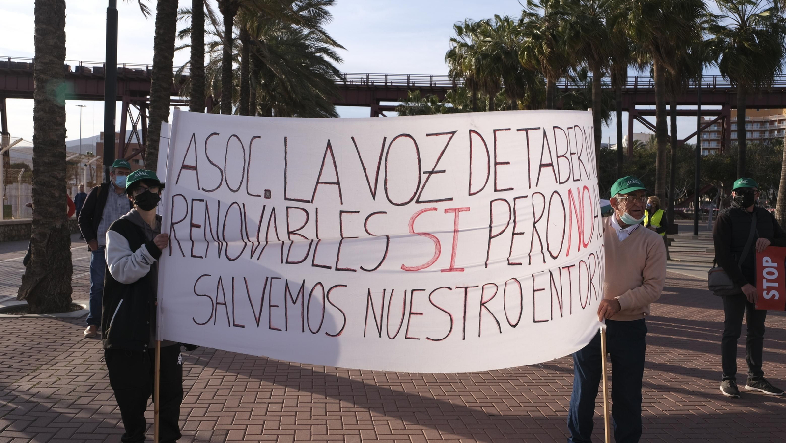 Fotogalería manifestación a favor de energías renovables ordenadas. Almería