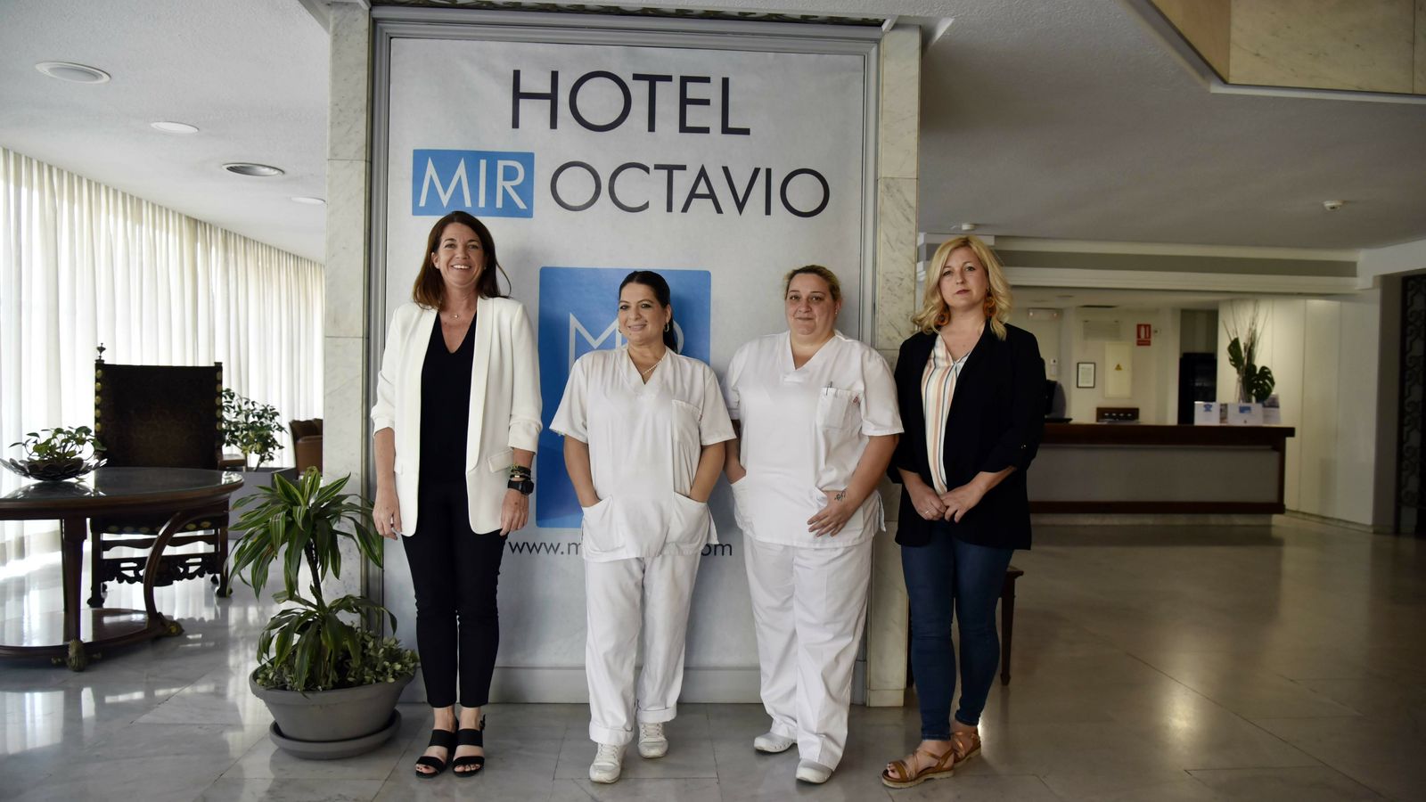 María Luz Villanueva y Luz Jiménez junto a dos de las alumnas del programa formativo en el Hotel Mir Octavio de Algeciras.