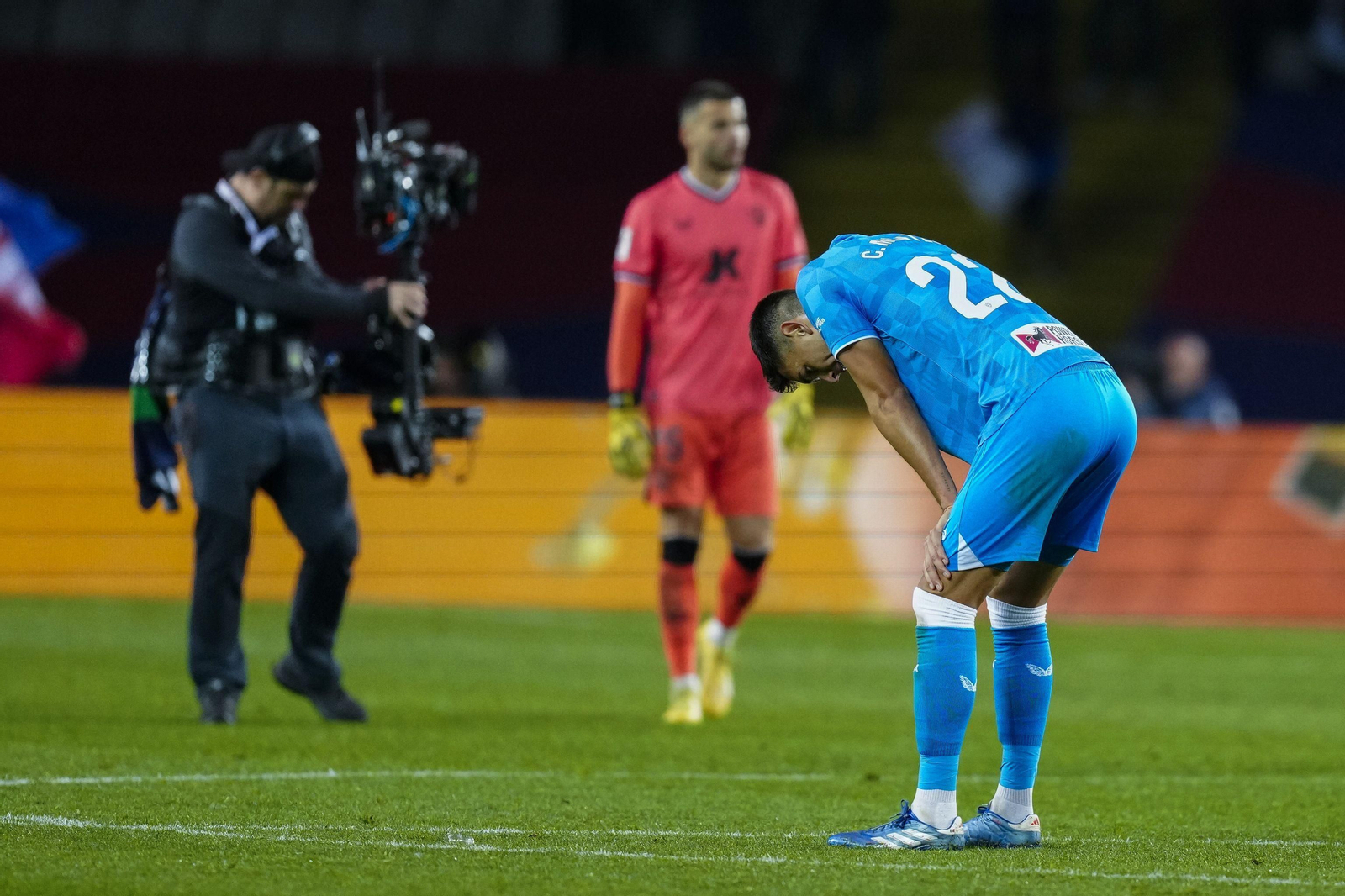 César Montes, con rostro de preocupación tras la finalización del encuentro.