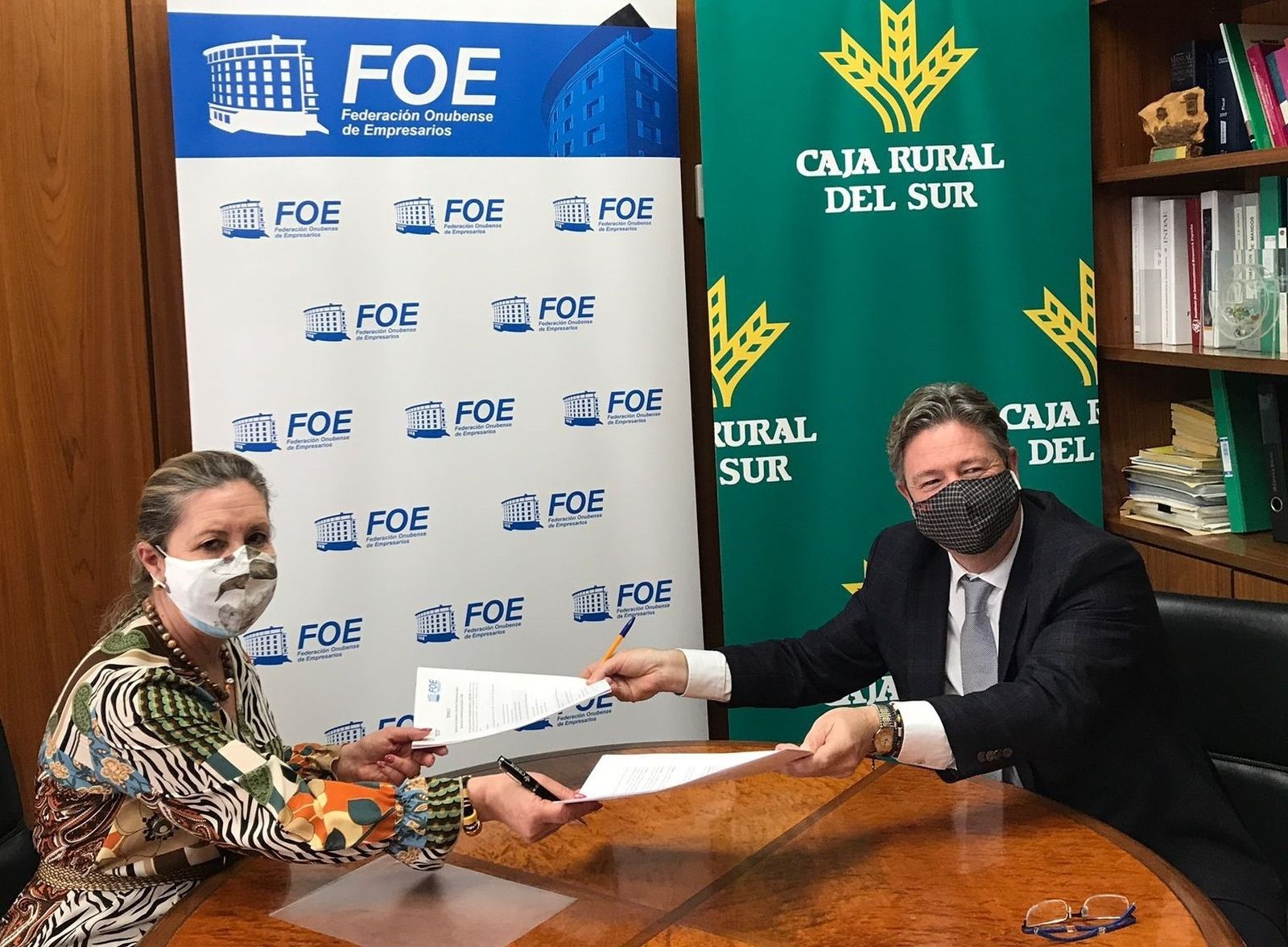 María Teresa García Gómez y Guillermo Téllez  en la firma del acuerdo.