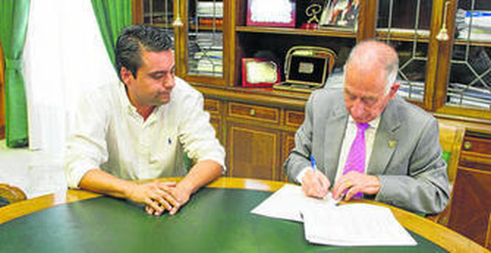 Gabriel Amat ha firmado el contrato de adjudicación de obras del proyecto para la mejora de los caminos.