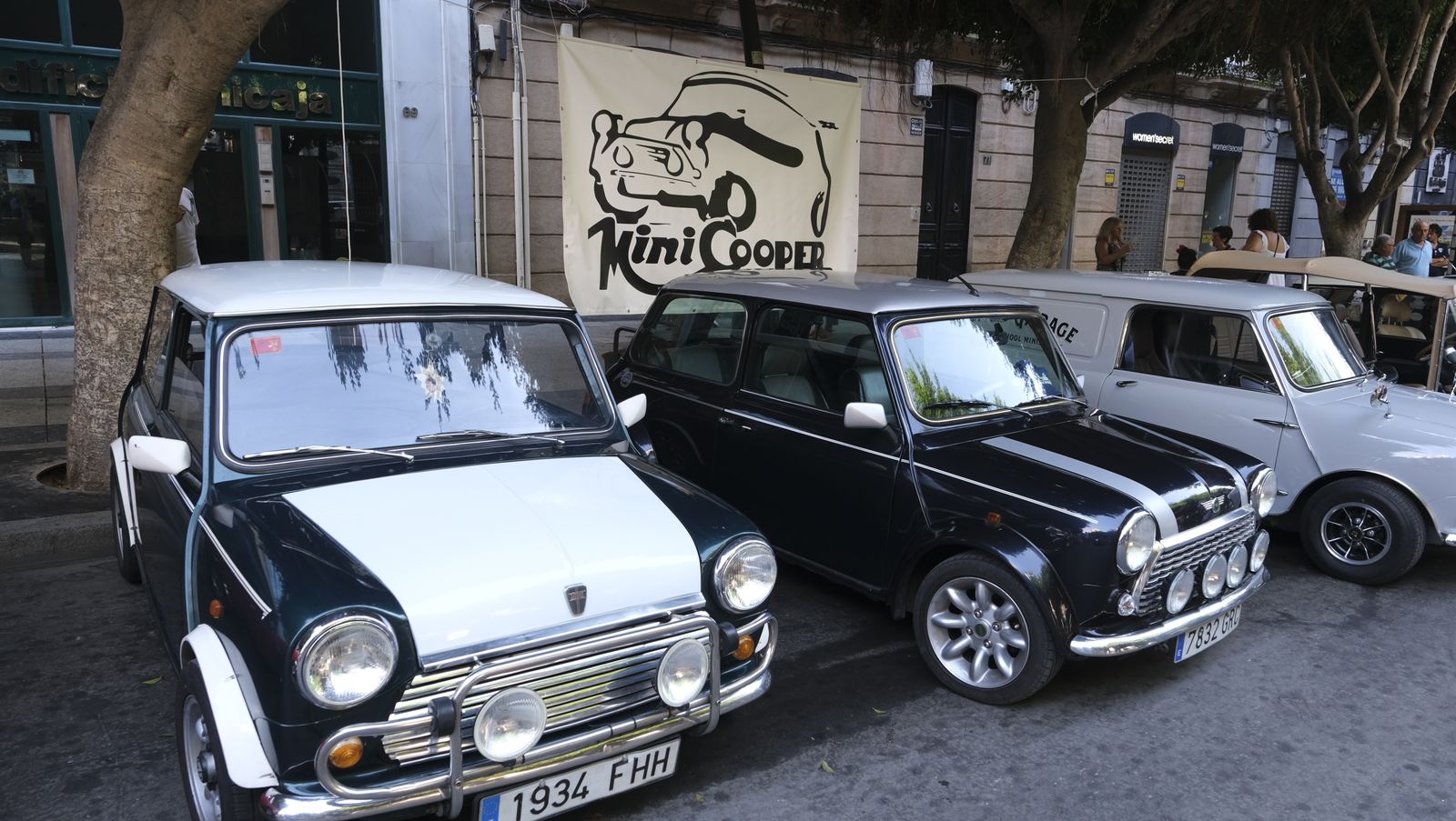 Imágenes de la exposición de Amigos del Seat 600 y Mini Cooper, en la Feria de Almería