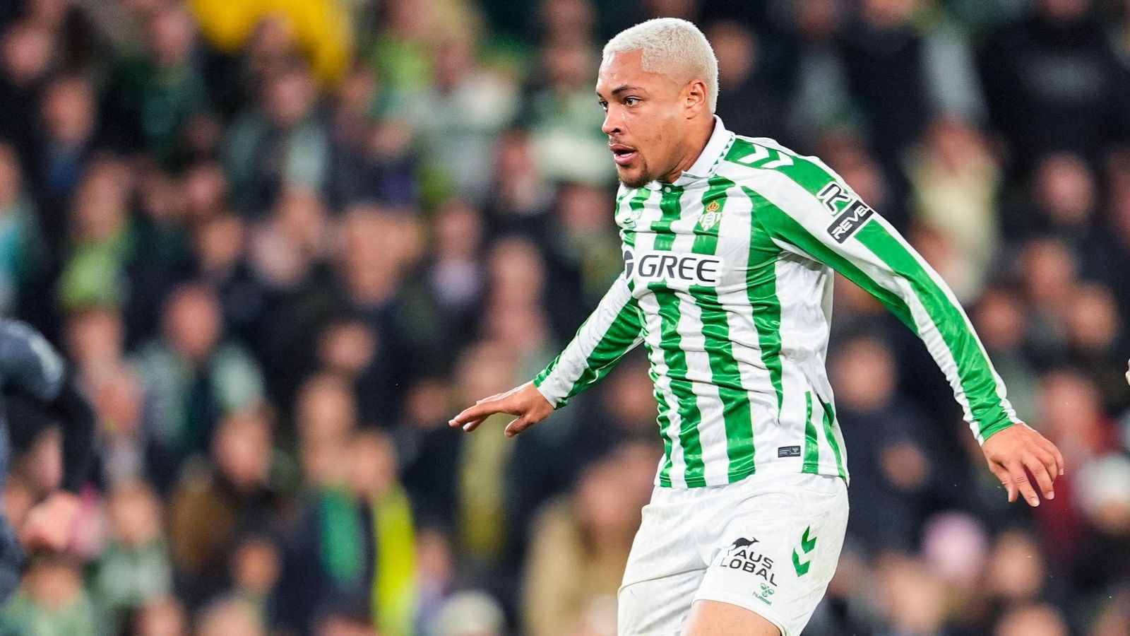 Vitor Roque delante del portero del Rayo antes de fallar la ocasión