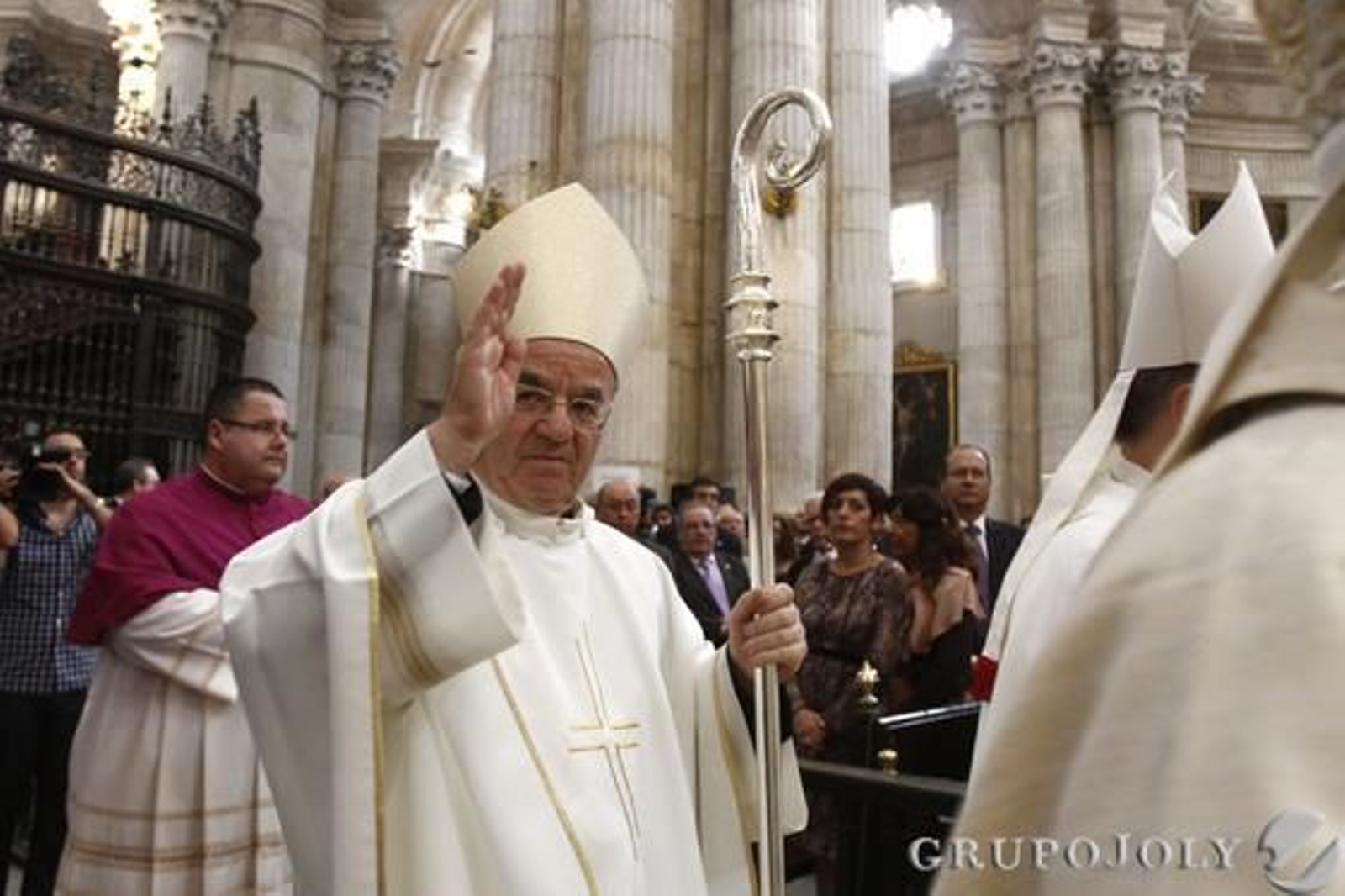 Imágenes de la toma de posesión del nuevo obispo de Cádiz y Ceuta, Rafael Zornoza Boy, en la Catedral de Cádiz.

Foto: Lourdes de Vicente - Joaquin Pino