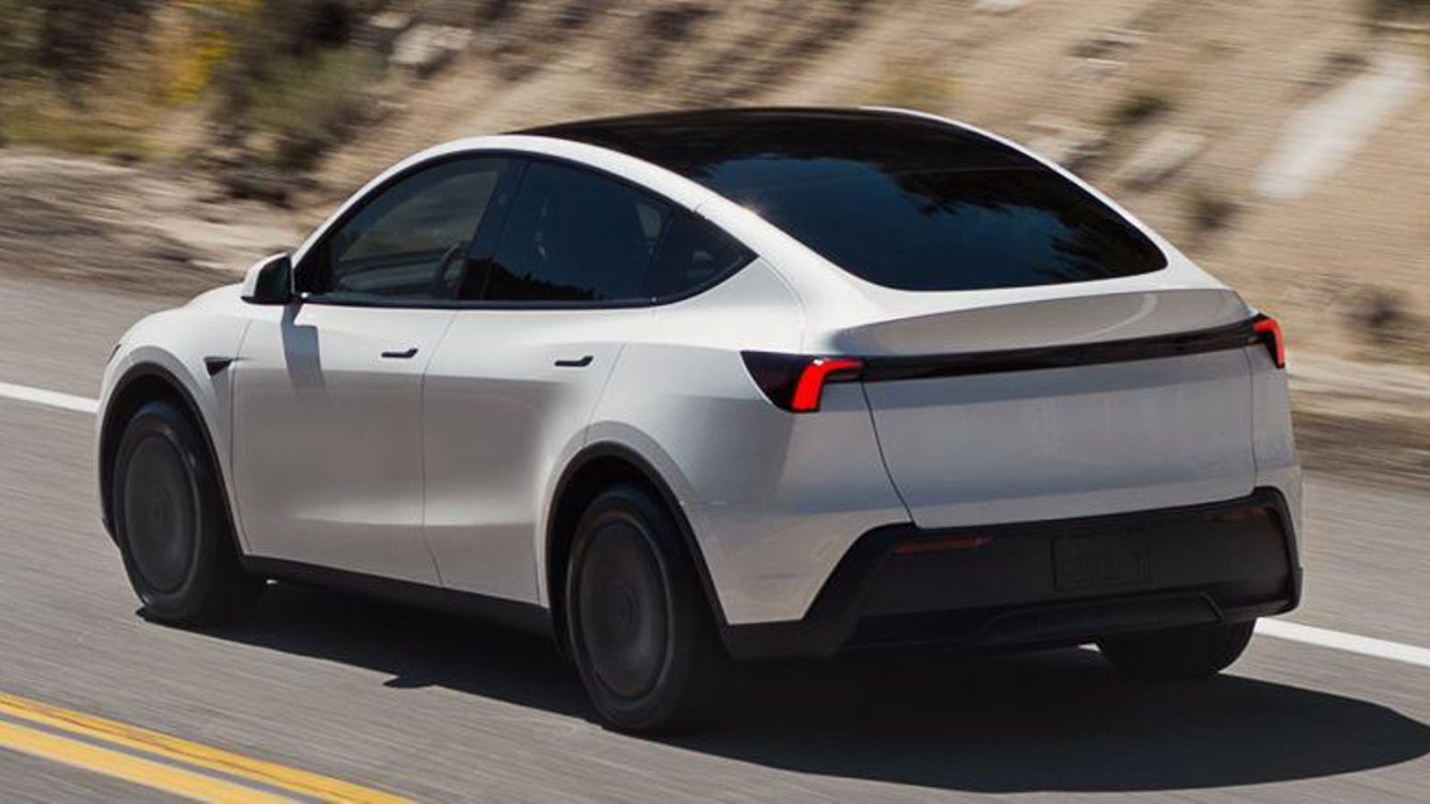 En lugar del techo de cristal con el que sí cuentan el resto de versiones, ésta tiene uno metálico.