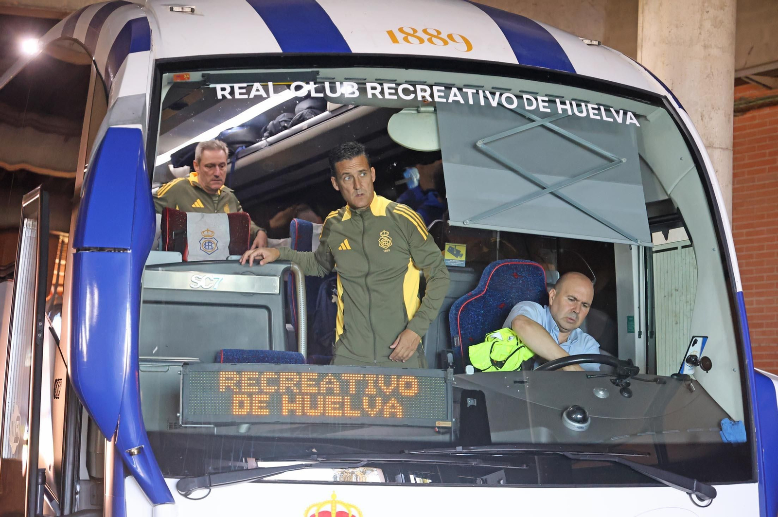 Imágenes de la salida en autobús del Recreativo de Huelva hacia Madrid
