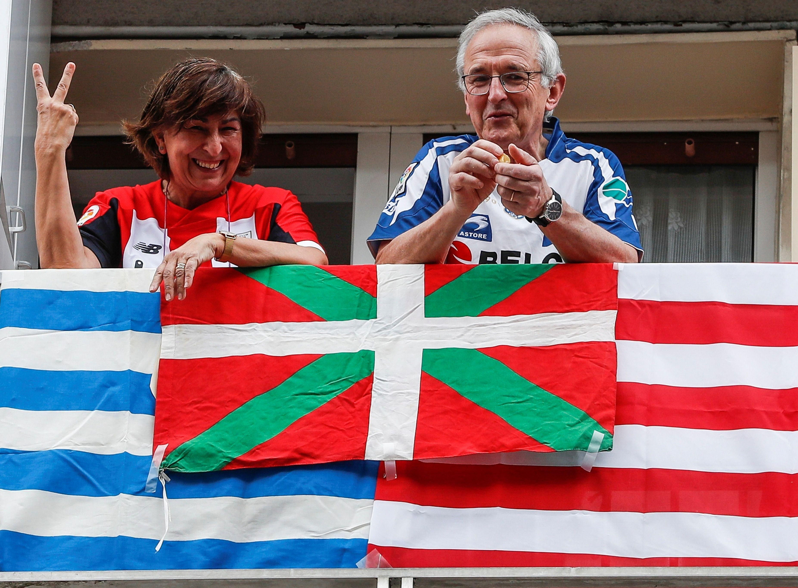 Aficionados del Athletic y la Real, el pasado sábado en los balcones.
