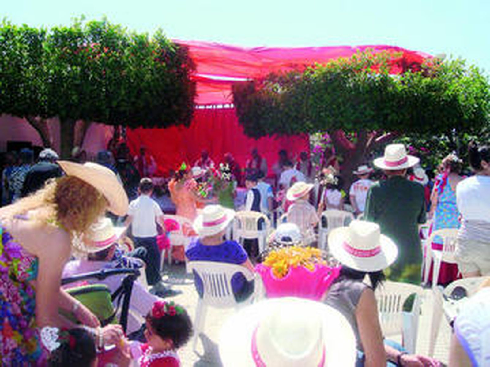 Los aledaños de la ermita se llenaron de devotos y visitantes para la ofrenda floral y la santa misa.
