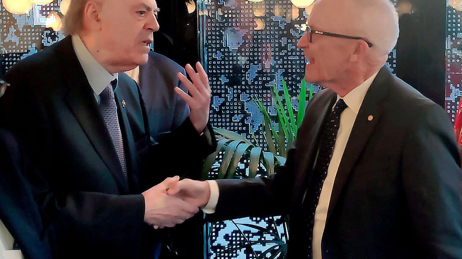 Andrés Fernández Díaz saluda a Finn Kyndland, Premio Nobel de Economía de 2004.