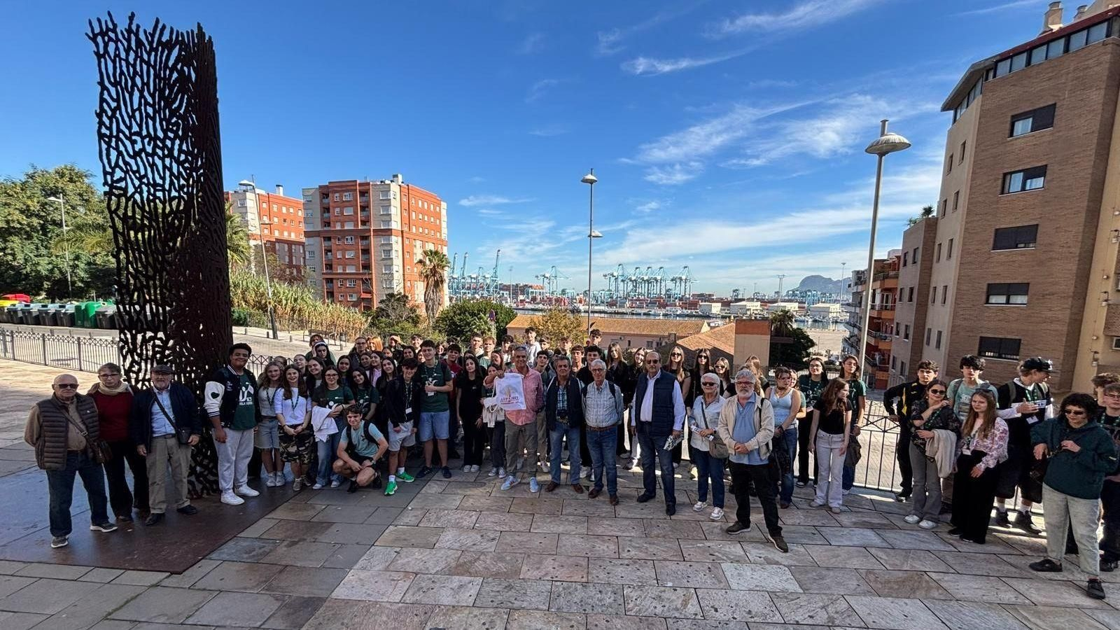Aepa y el grupo de alumnos, en la plaza Verboom.