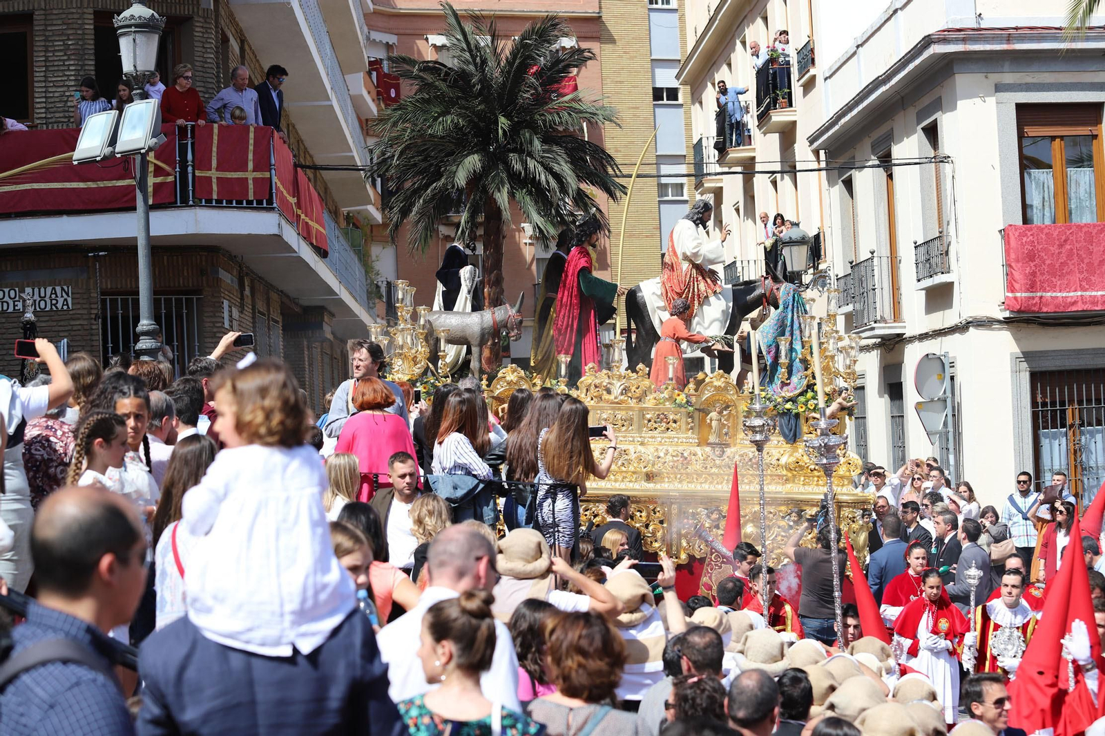 Imágenes del recorrido de la Borriquita  por las calles de Huelva