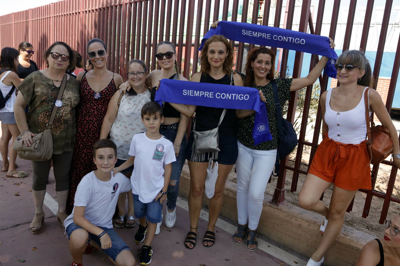 Fotogalería de los fans que esperan en cola para el concierto de David Bisbal