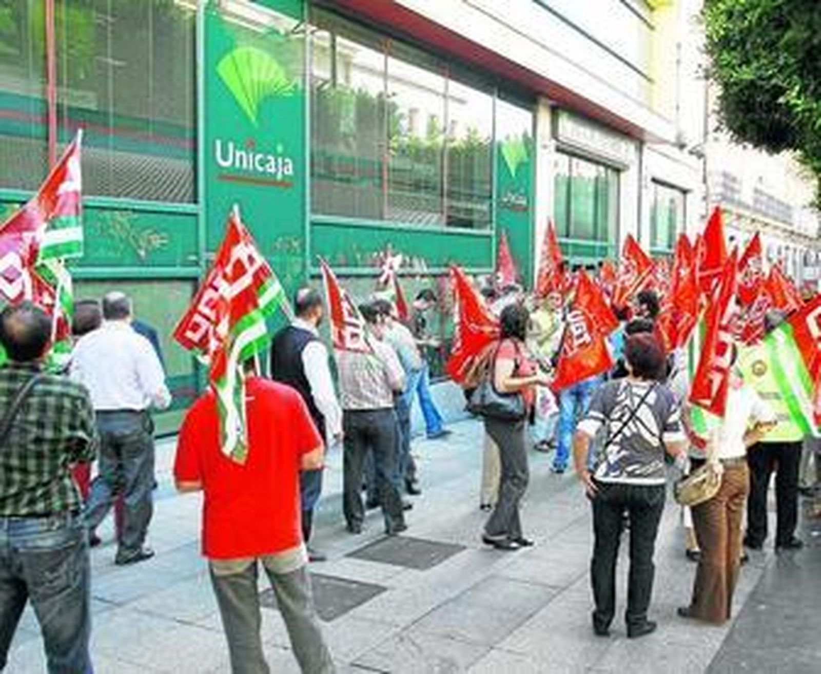 Los representantes de los trabajadores se manifestaron ayer a las puertas de Asempal.