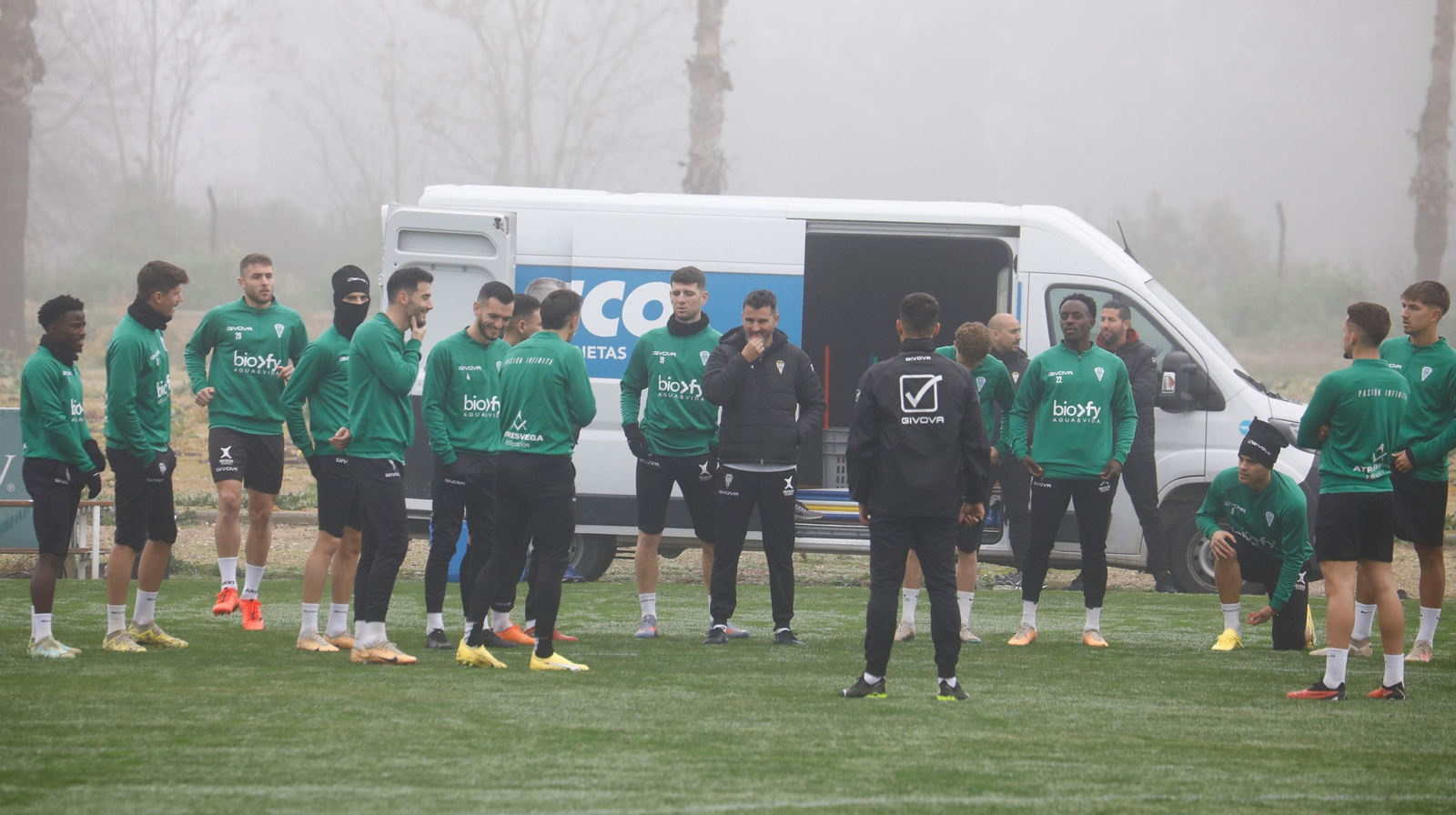 Los jugadores del Córdoba CF escuchan las indicaciones de Iván Ania en un entrenamiento.
