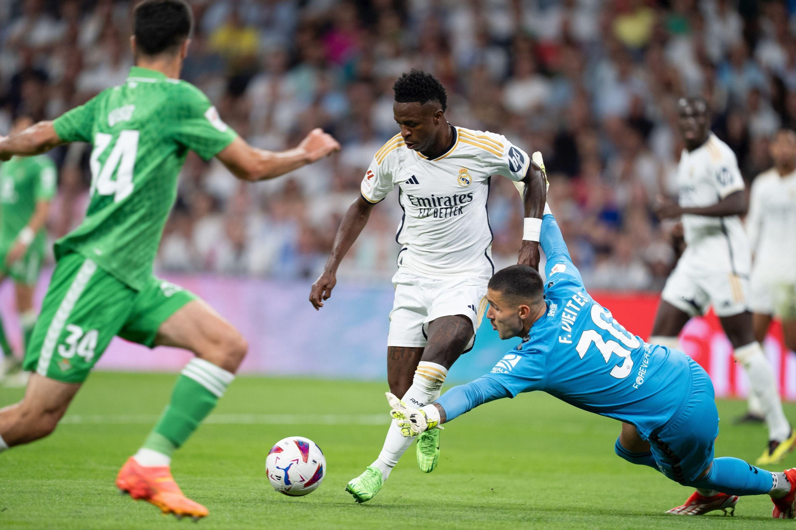 Fran Vieites se echa encima de Vinícius para corregir su error en un golpeo en largo.