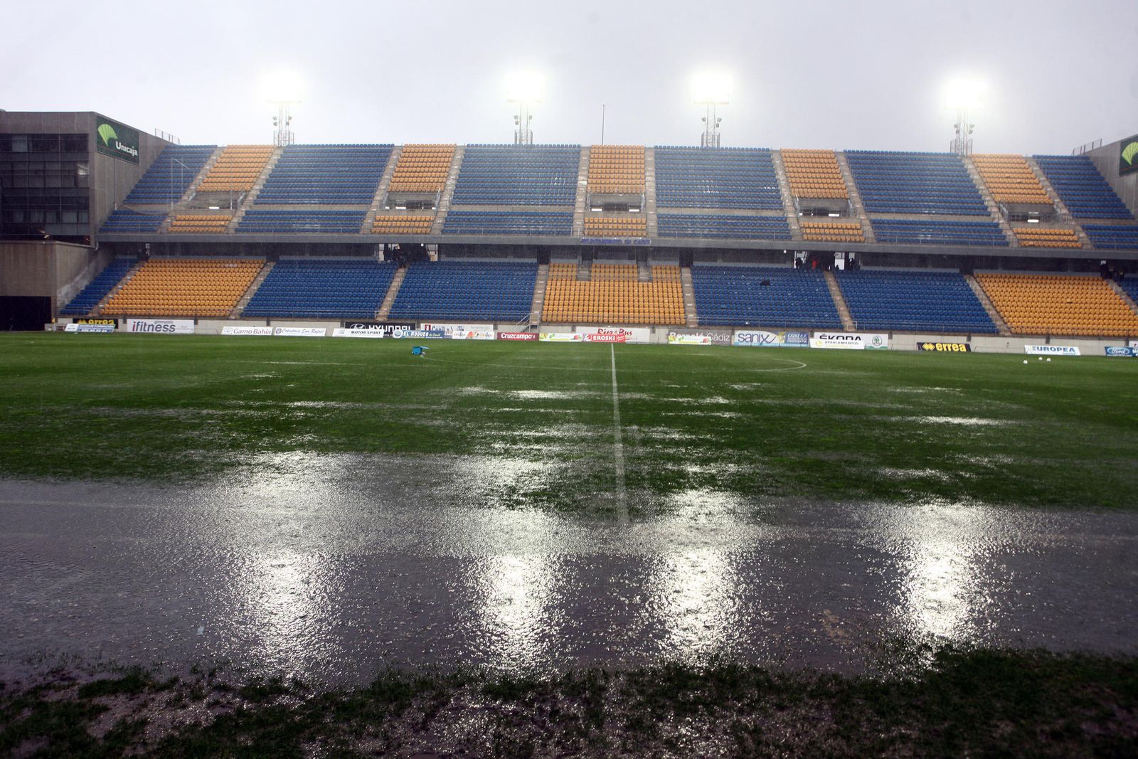 Aspecto que presentaba el césped en Cádiz-Jaén que no se pudo jugar en su fecha en enero de 2015.