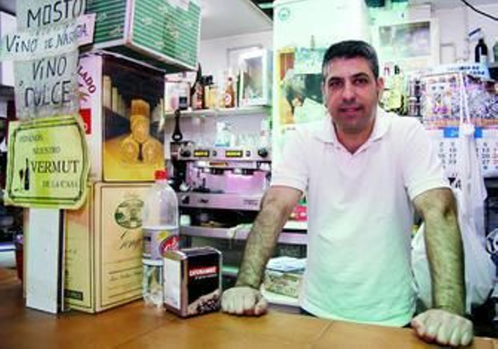 Pepe, en la barra del bar que regenta en la plaza de abastos de la Encarnación.