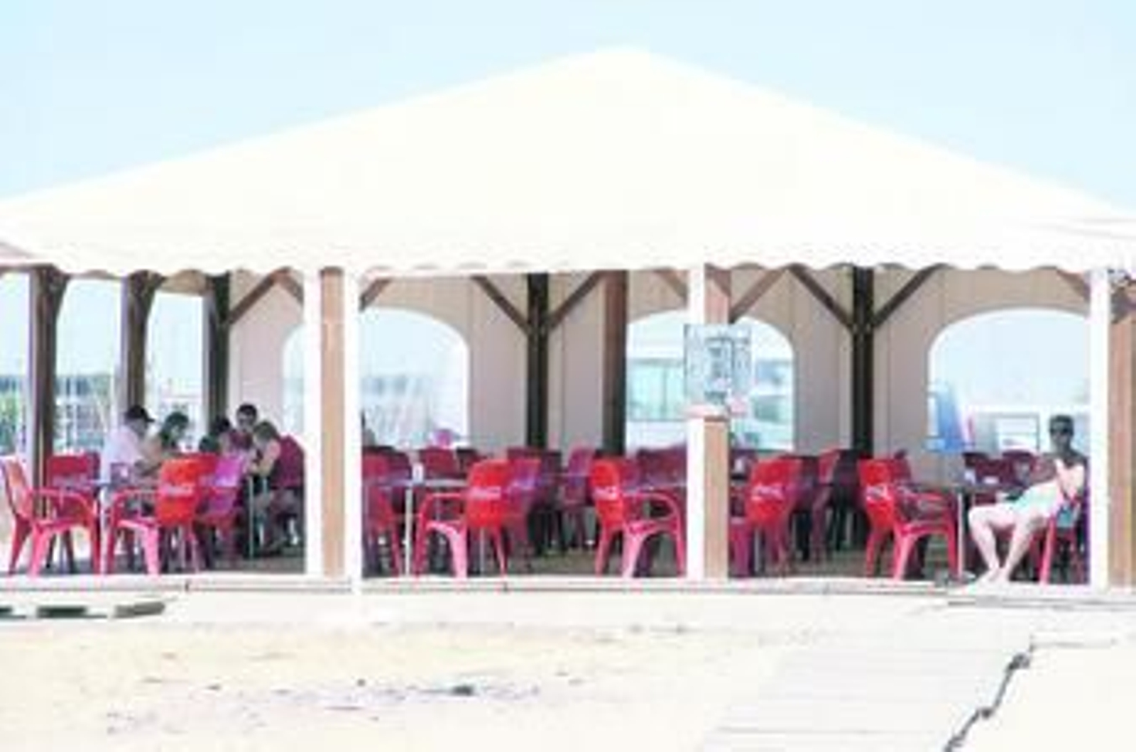 Uno de los chiringuitos del litoral onubense, en un jornada de diario.