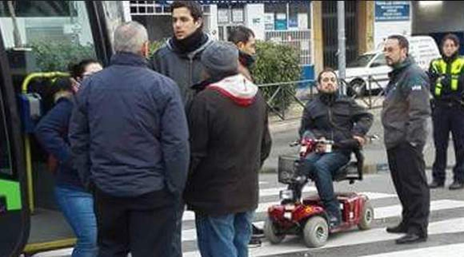 El Langui bloquea autobuses interurbanos como denuncia por la falta de accesibilidad