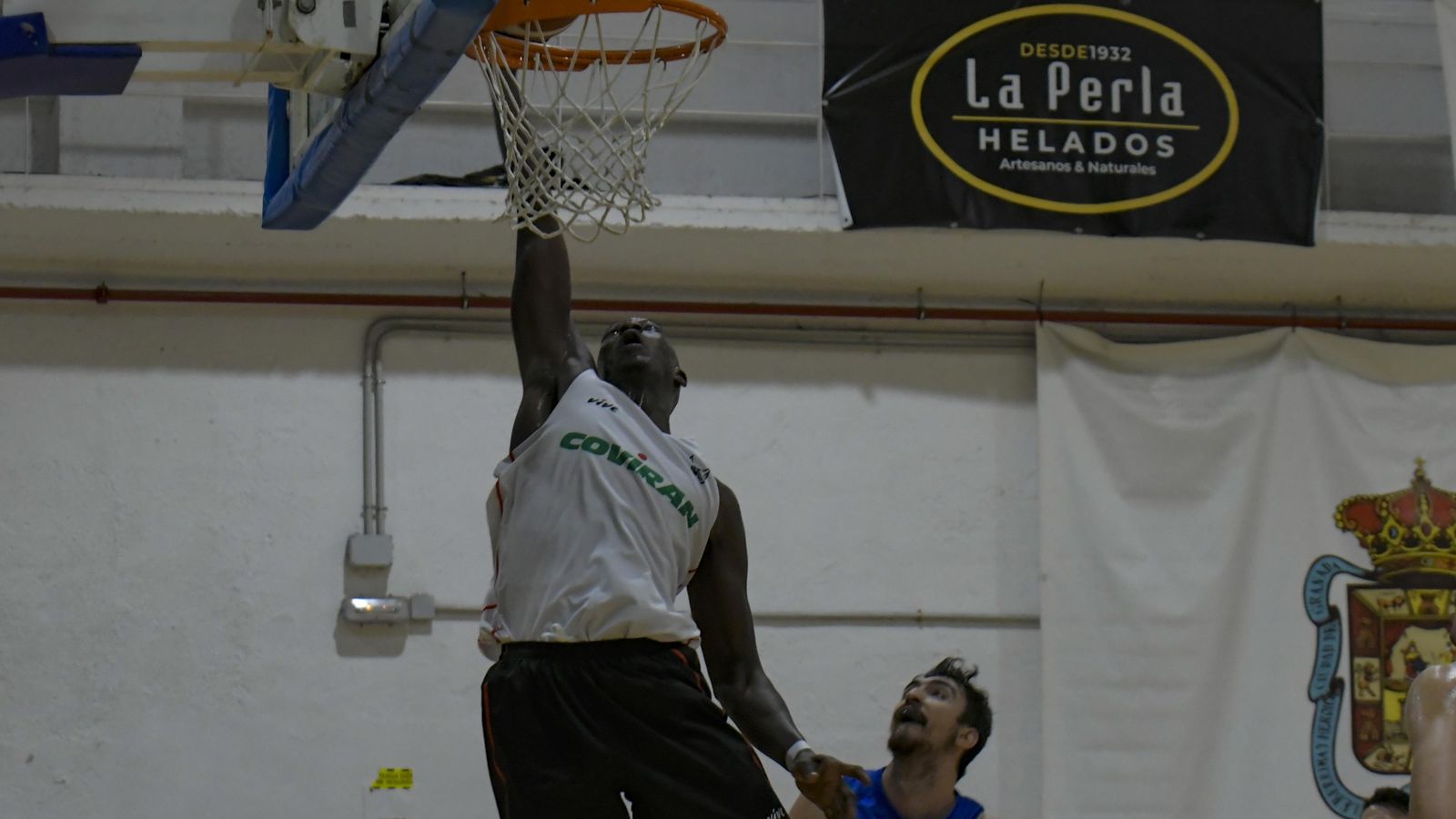 Niang machaca el aro melillense en el Pabellón Veleta.