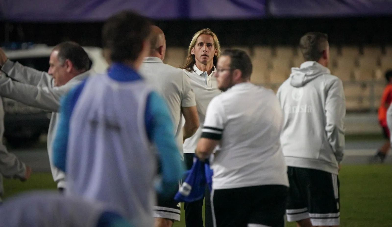 Checa se presta a saludar a Galiano a la conclusión del partido de la primera vuelta en Chapín.