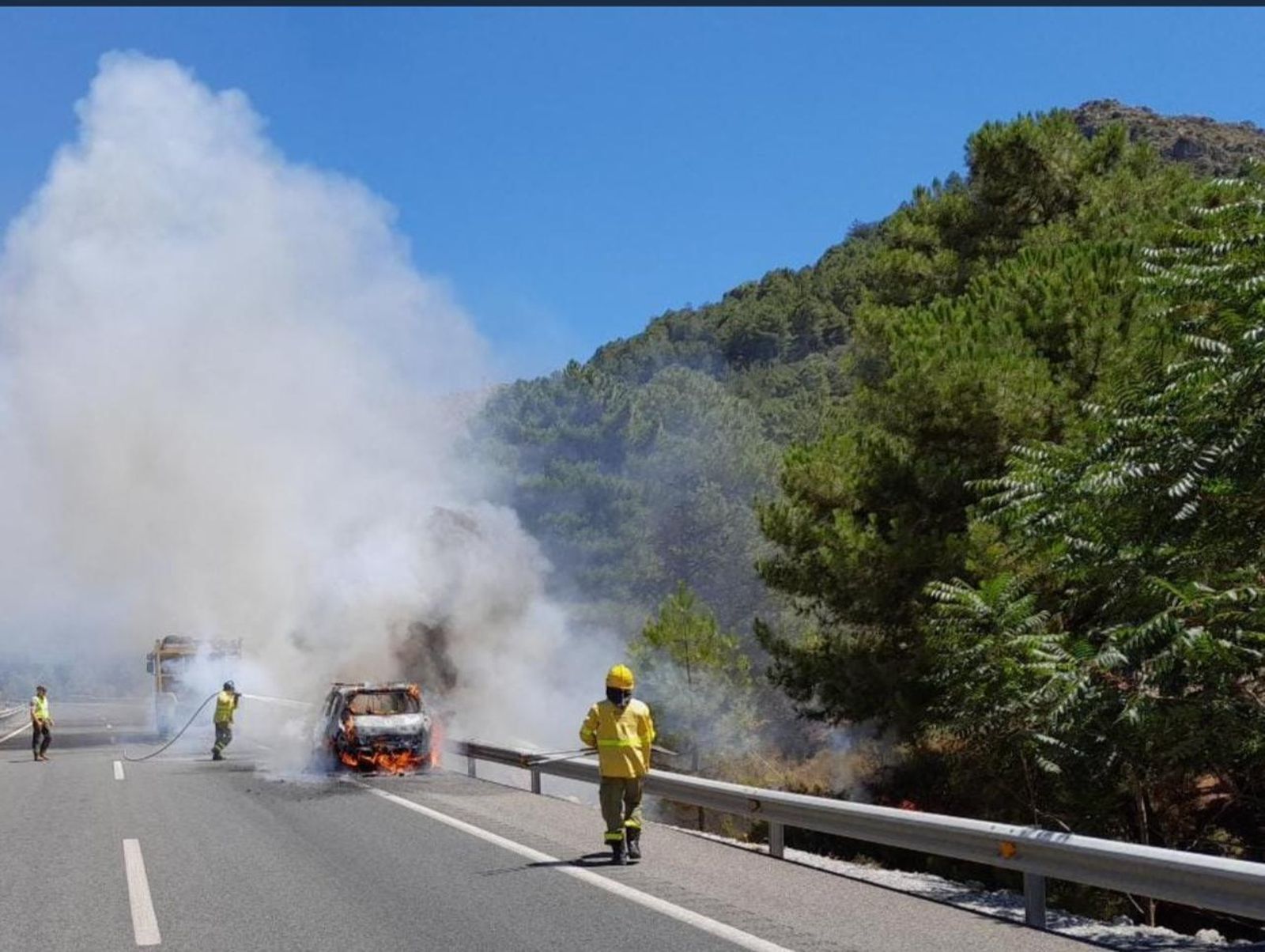 Arde un coche en la carretera A-92 de Granada